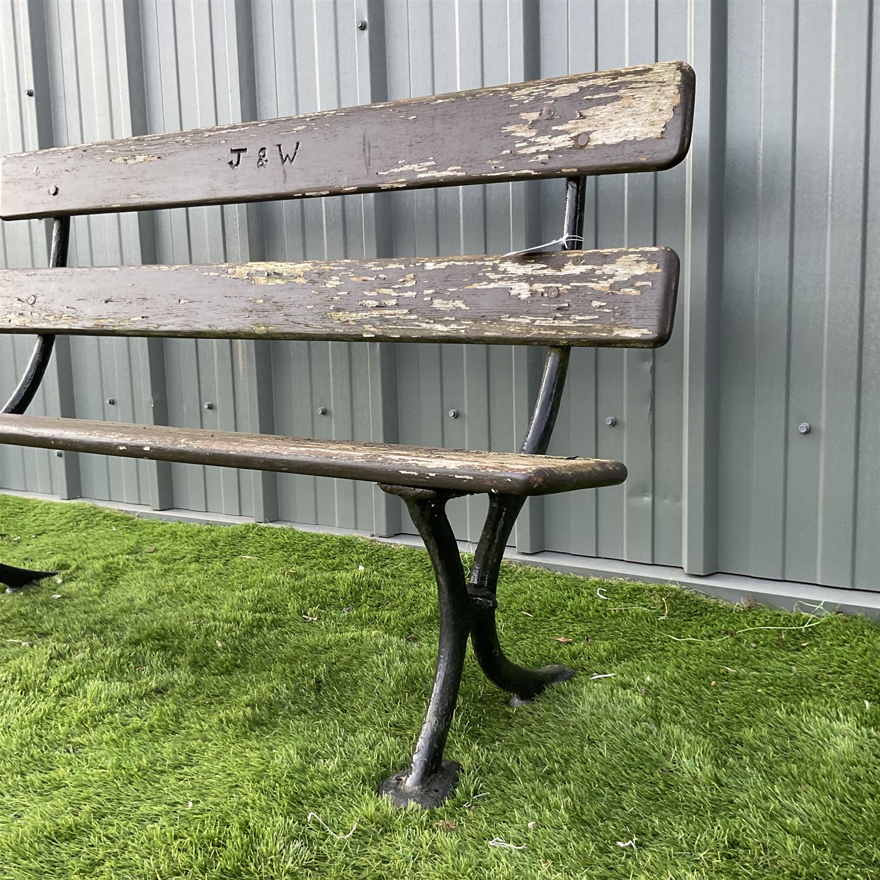 Cast iron and wood slatted garden bench - Image 3 of 4