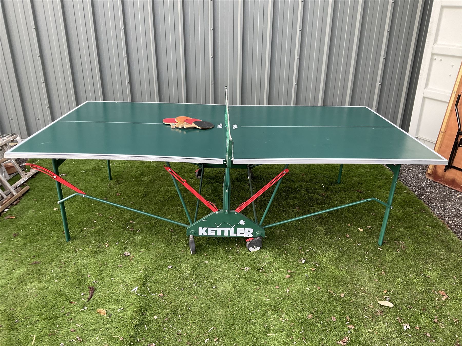 Folding table tennis table