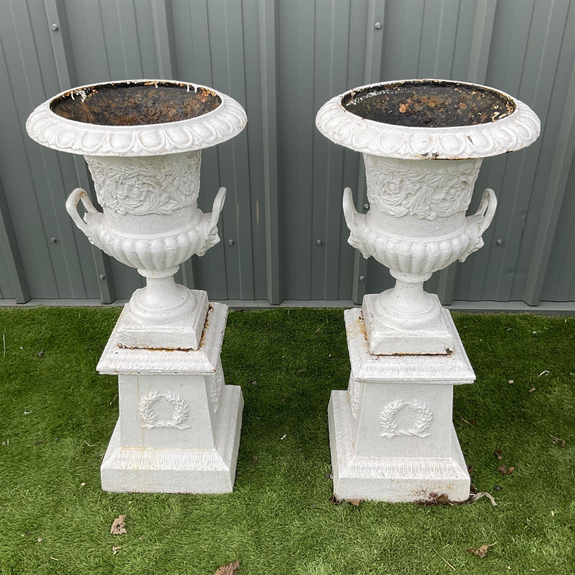 Pair of Victorian cast iron white painted urns on plinths - THIS LOT IS TO BE COLLECTED BY APPOINTME - Image 4 of 5