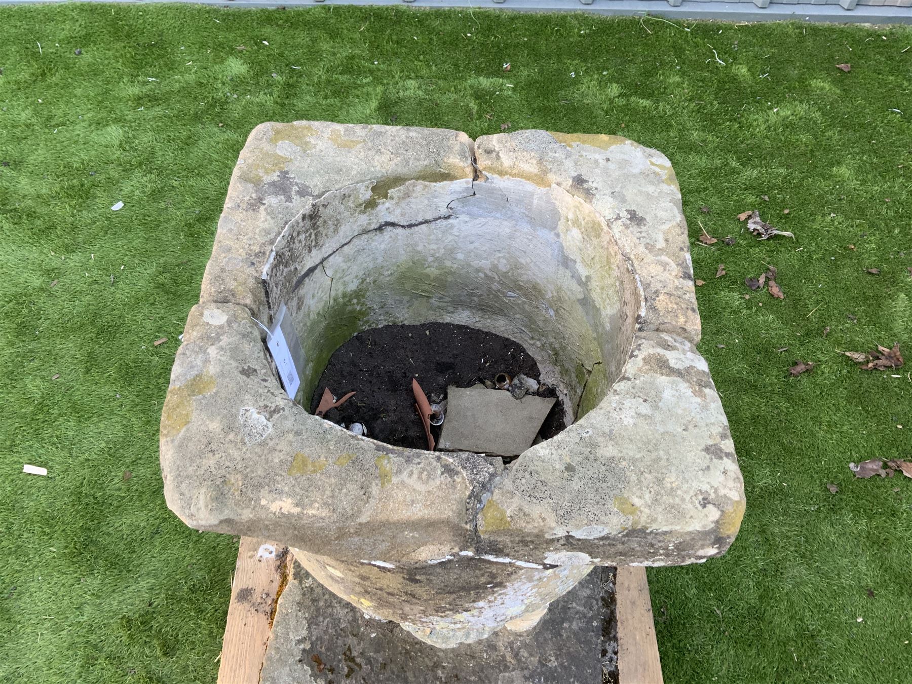 17/18th century stone font on square plinth - Image 5 of 5