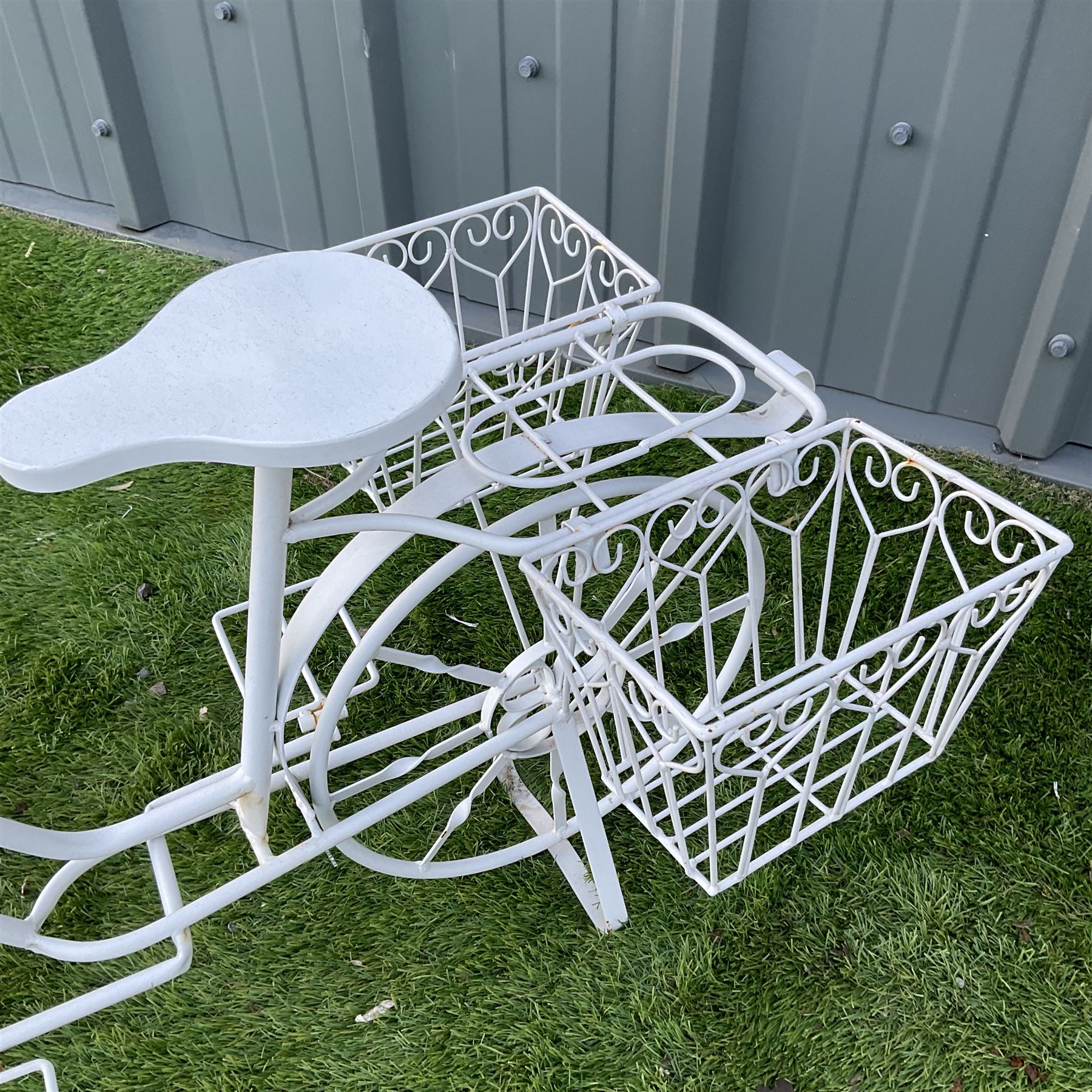 White finish wrought metal bicycle planter - Image 2 of 2