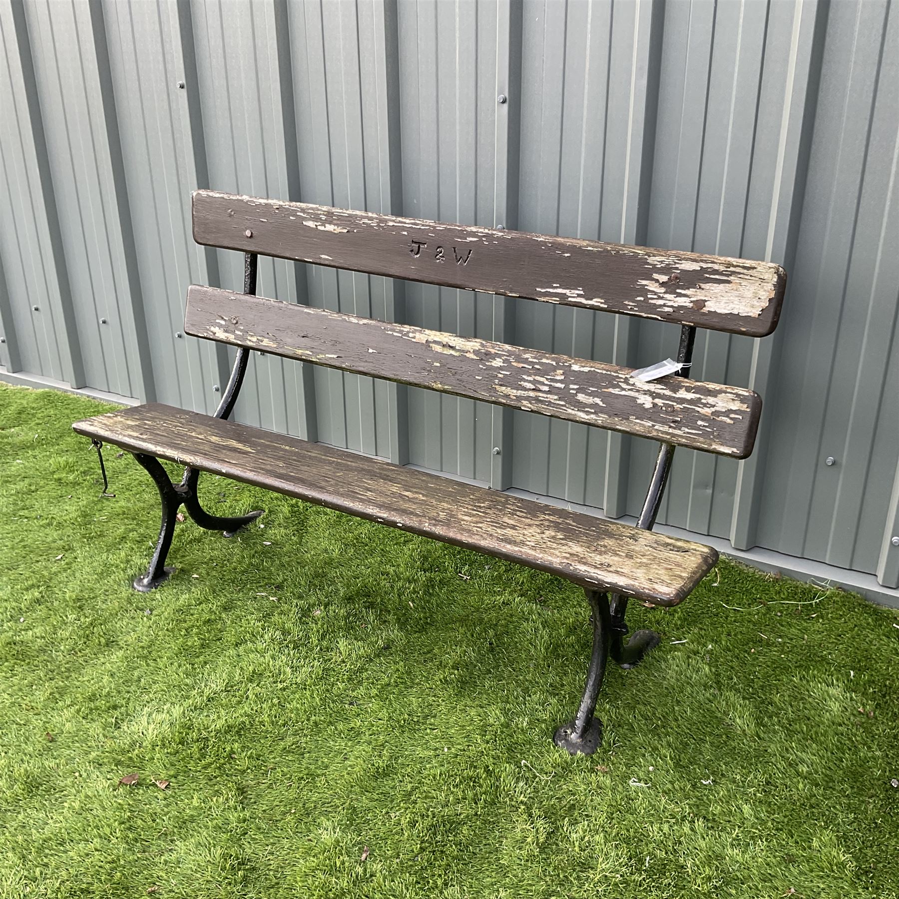 Cast iron and wood slatted garden bench - Image 2 of 4