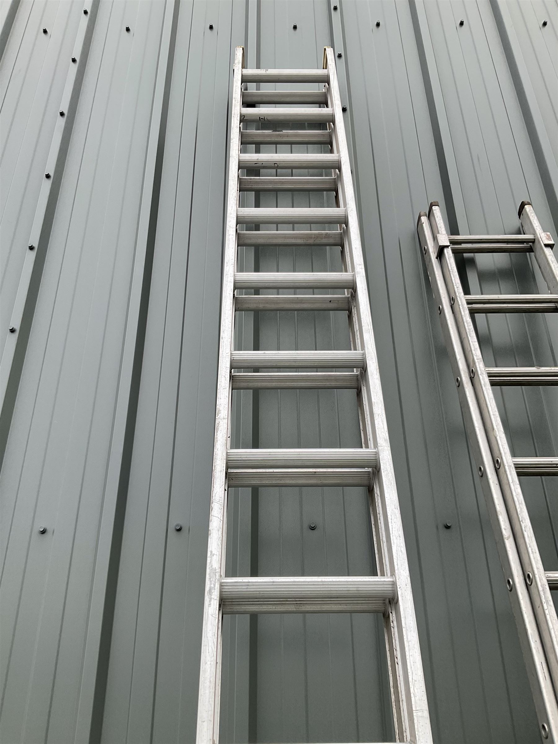 Aluminium extending ladders (4m closed) with another aluminium ladders (330cm closed) - Image 4 of 5