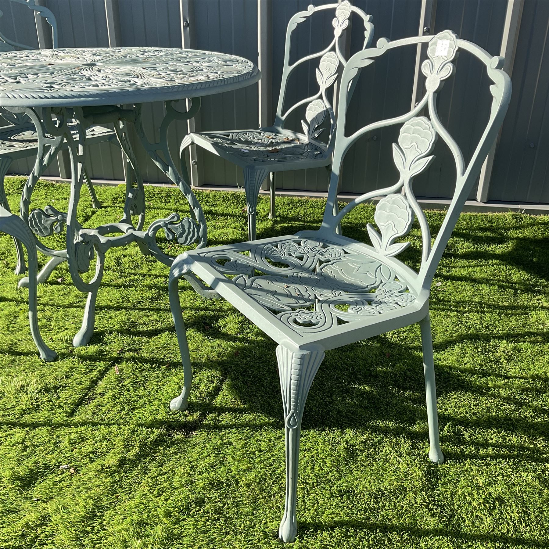 Painted cast aluminium circular garden table - Image 2 of 4