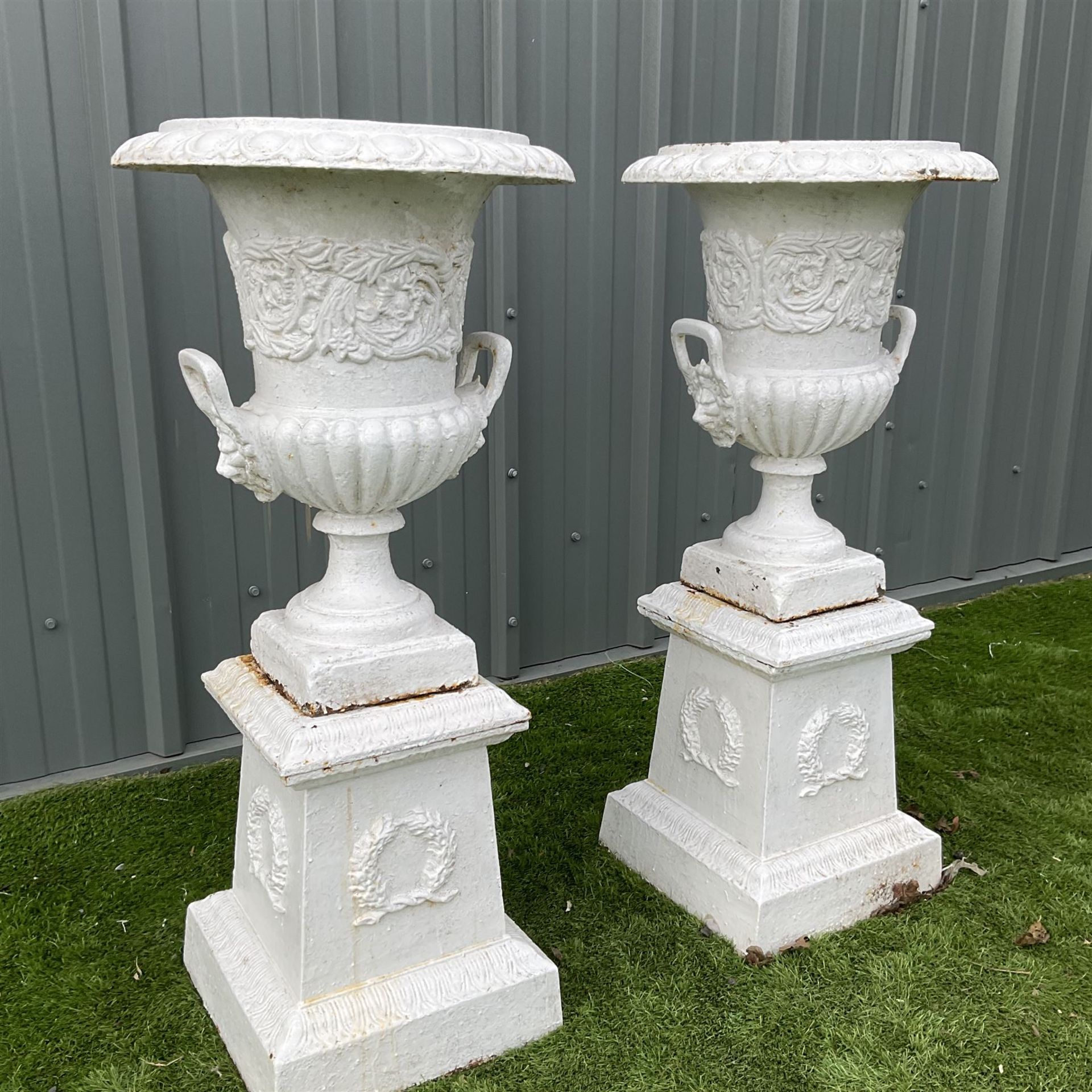 Pair of Victorian cast iron white painted urns on plinths - THIS LOT IS TO BE COLLECTED BY APPOINTME - Image 5 of 5