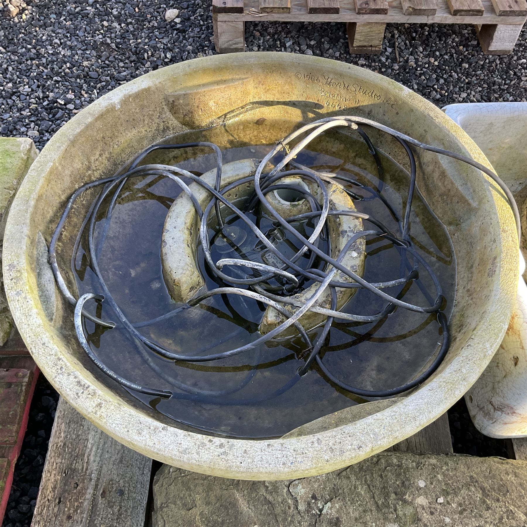 Garden fountain with white glazed sink - Image 5 of 5