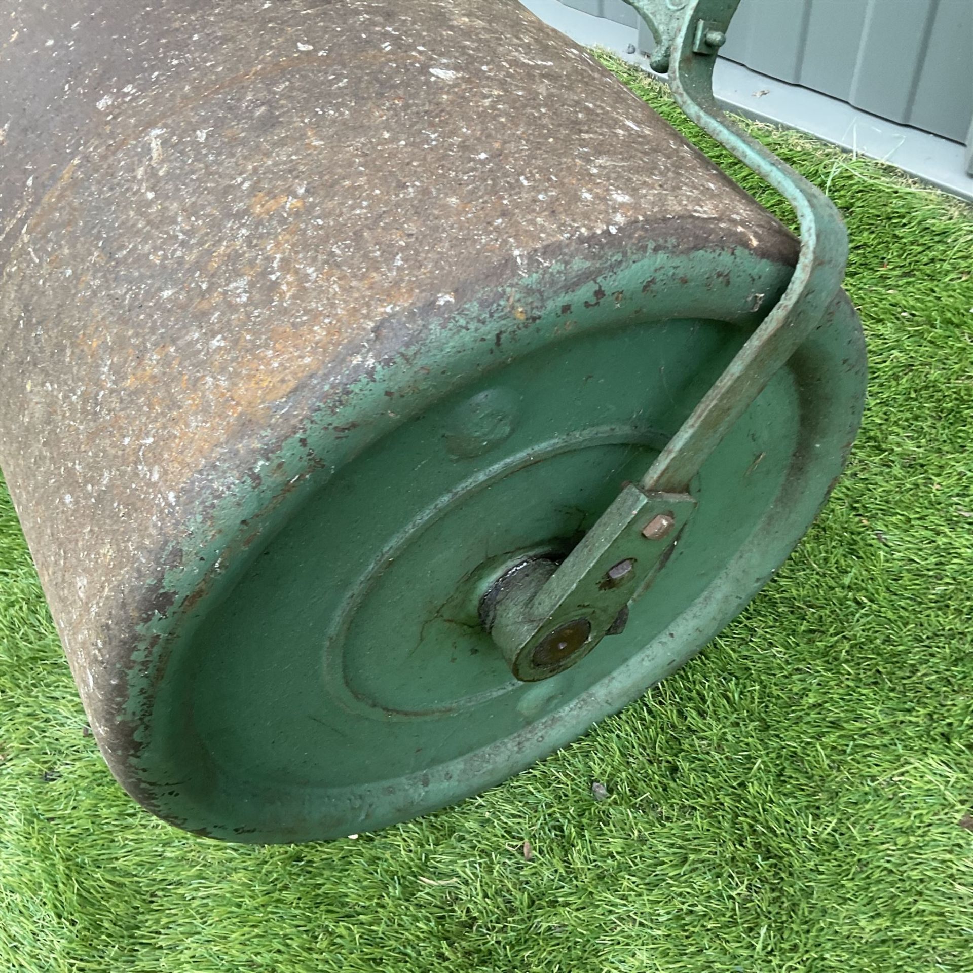 Early 20th century cast iron garden roller - Image 3 of 3