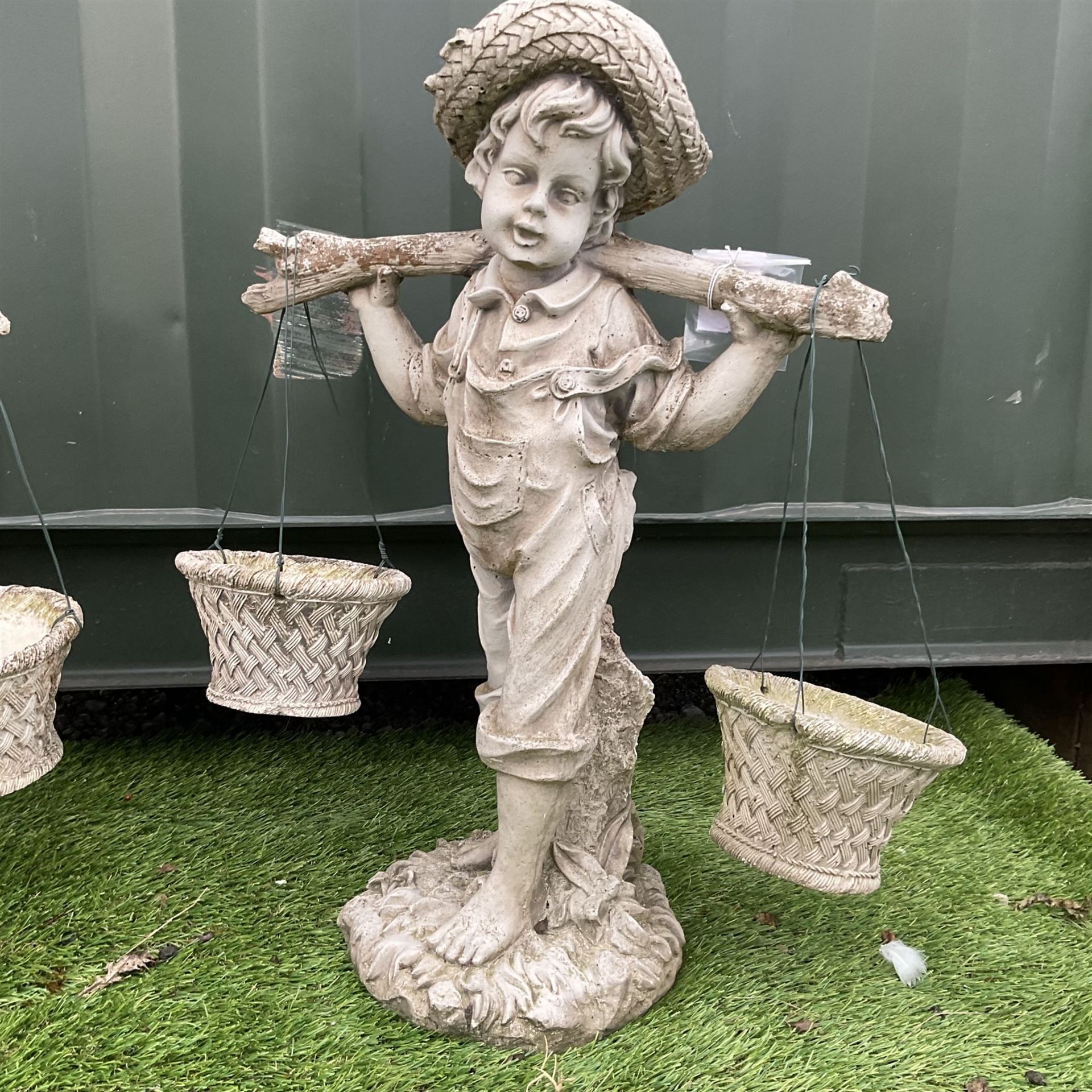 Pair of cast stone girl and boy garden ornaments - THIS LOT IS TO BE COLLECTED BY APPOINTMENT FROM D - Bild 2 aus 5