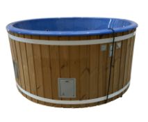 Deluxe - fibreglass circular hot tub with cover