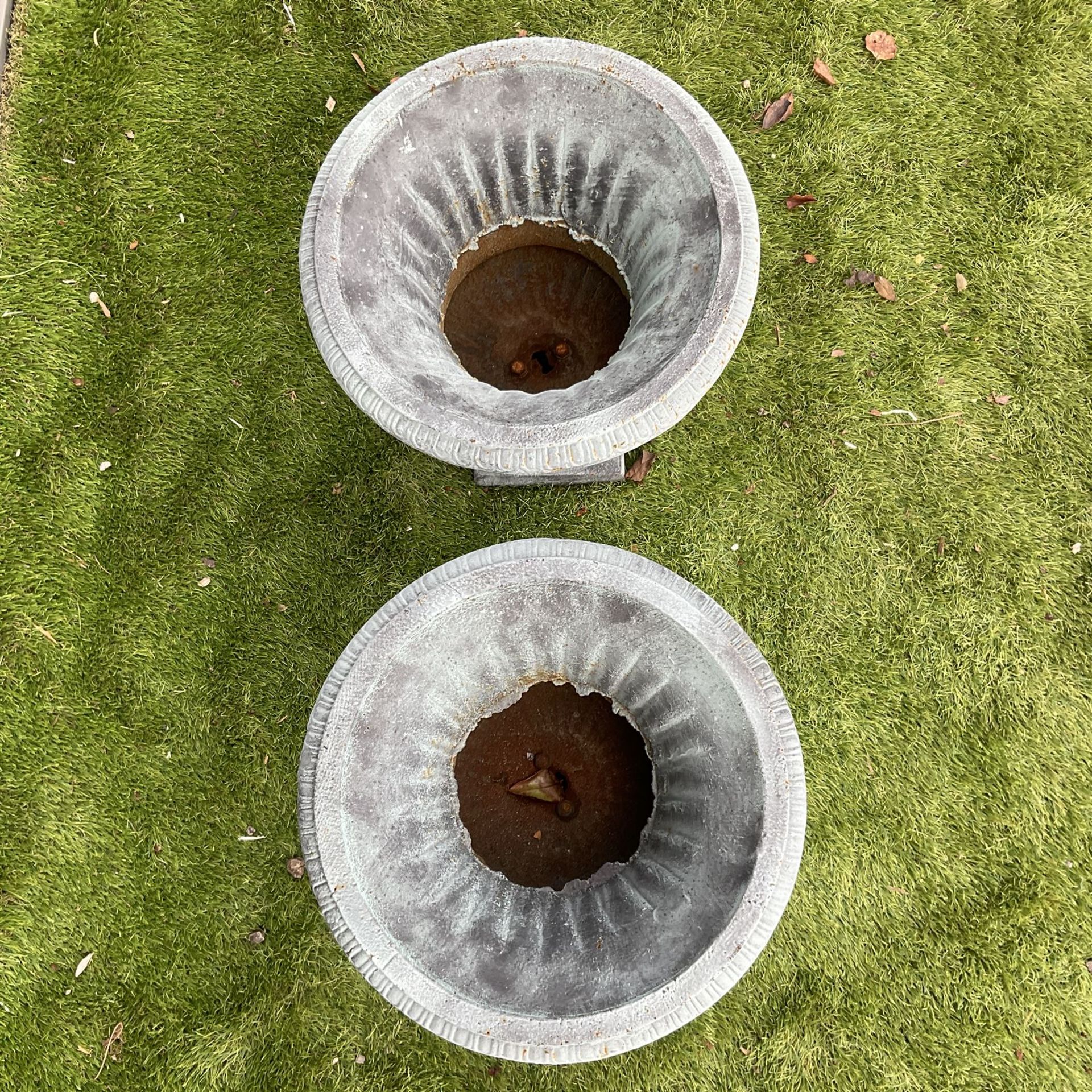 Pair of small Victorian design cast iron garden urns - washed blue finish - THIS LOT IS TO BE COLLEC - Bild 3 aus 4