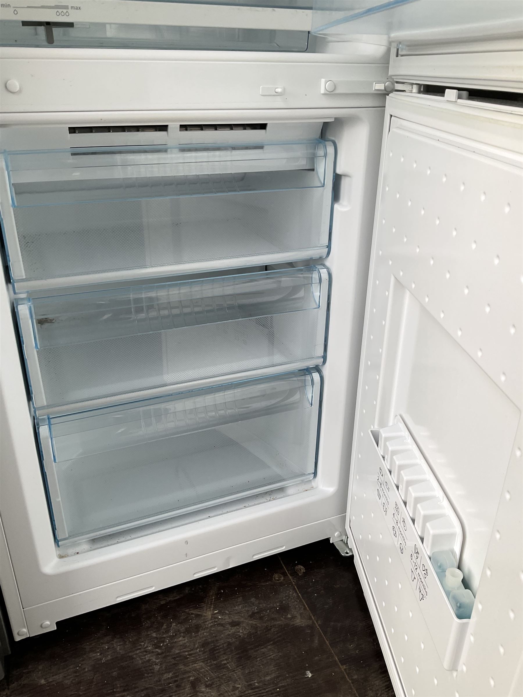 Bosch Exxcel Frost free fridge freezer - Image 3 of 3