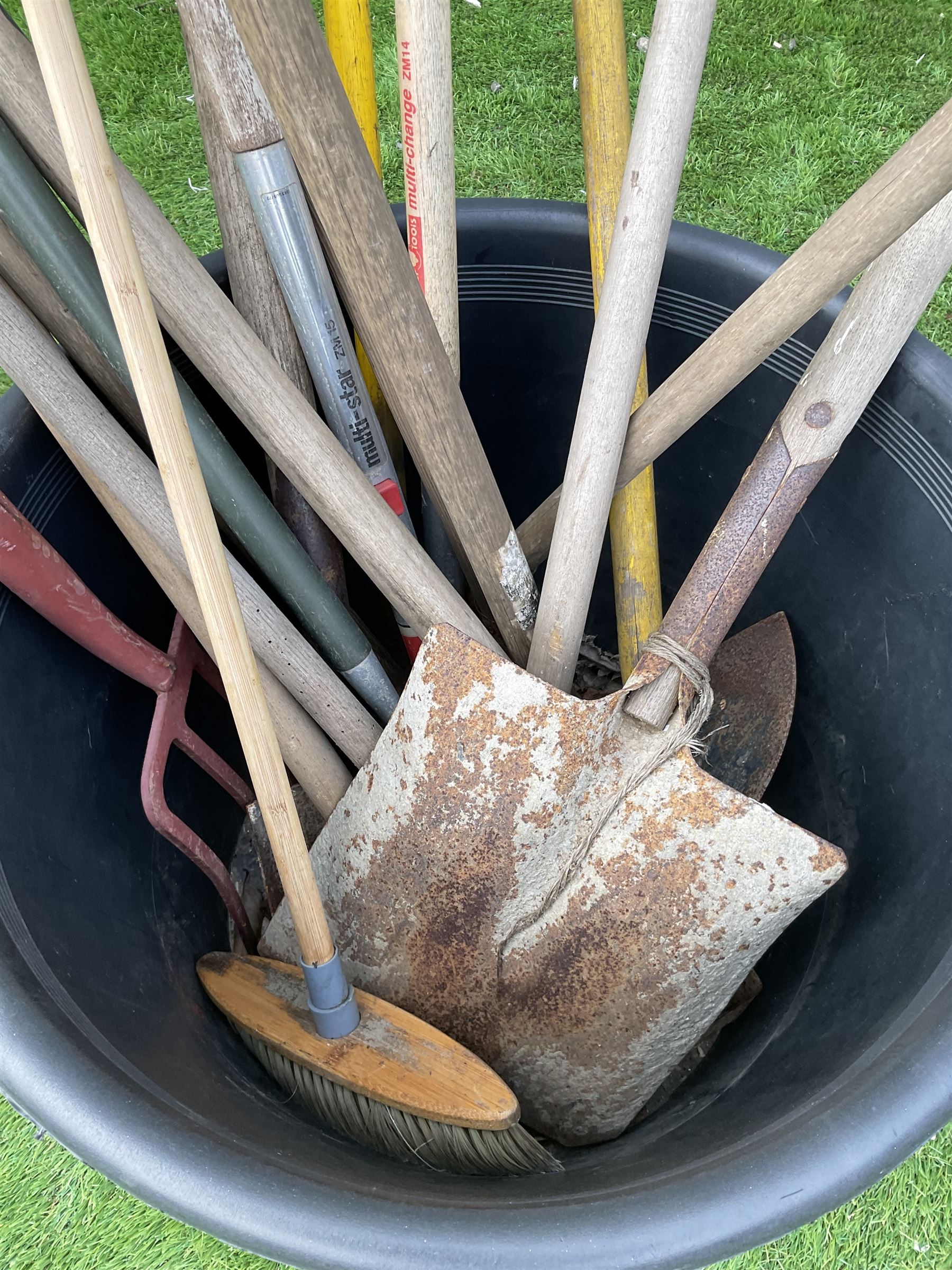 Plastic tub with gardening tools - Image 3 of 3