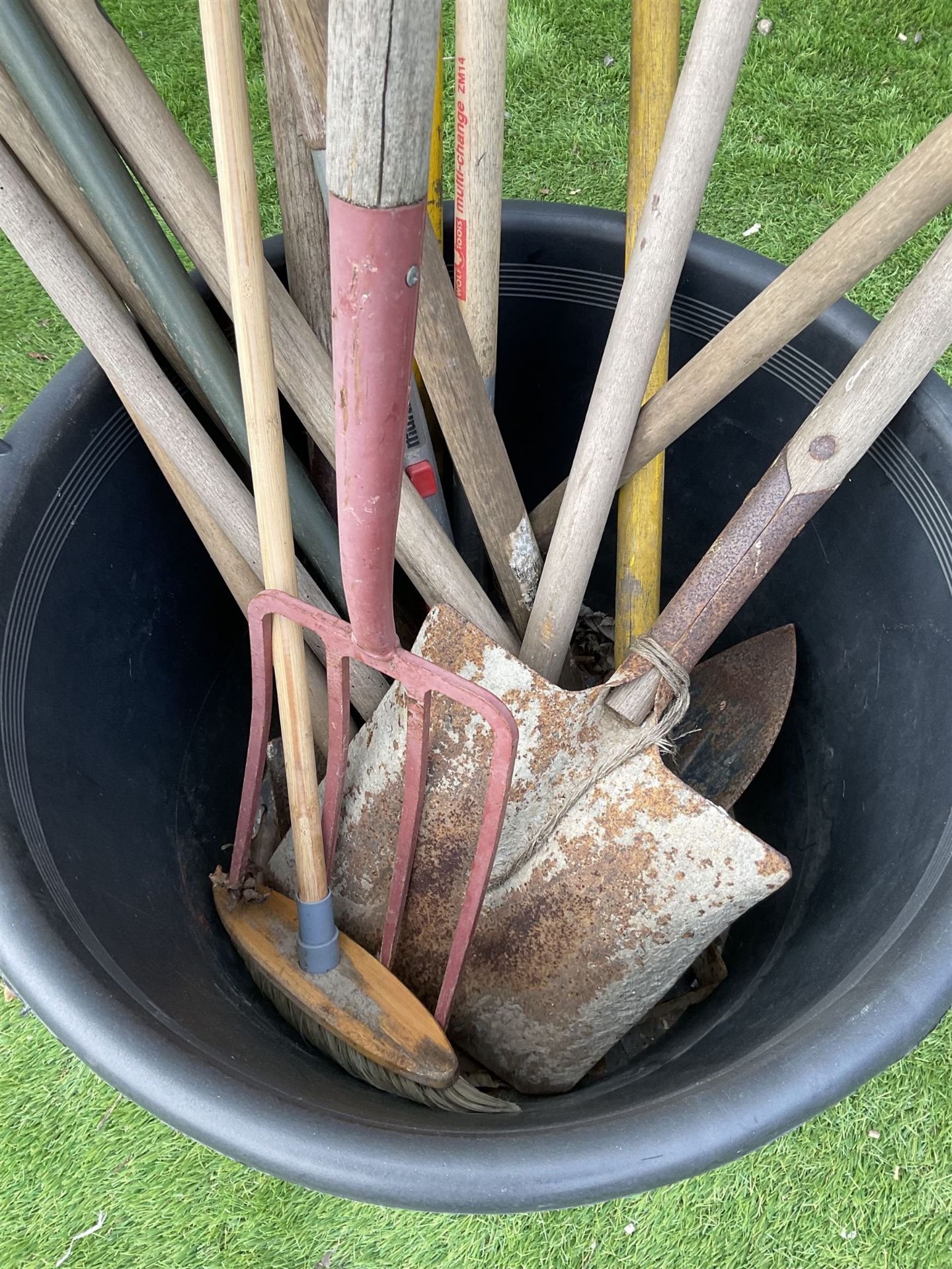 Plastic tub with gardening tools - Image 2 of 3