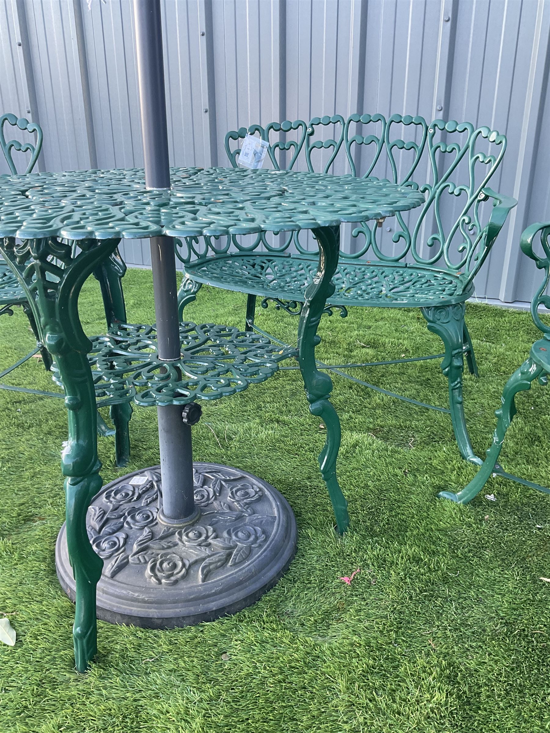 Cast iron green painted garden bench - Image 3 of 5