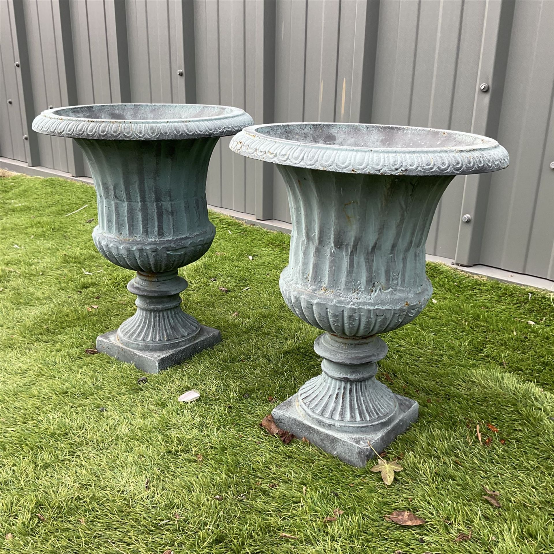 Pair of small Victorian design cast iron garden urns - washed blue finish - THIS LOT IS TO BE COLLEC - Bild 2 aus 4