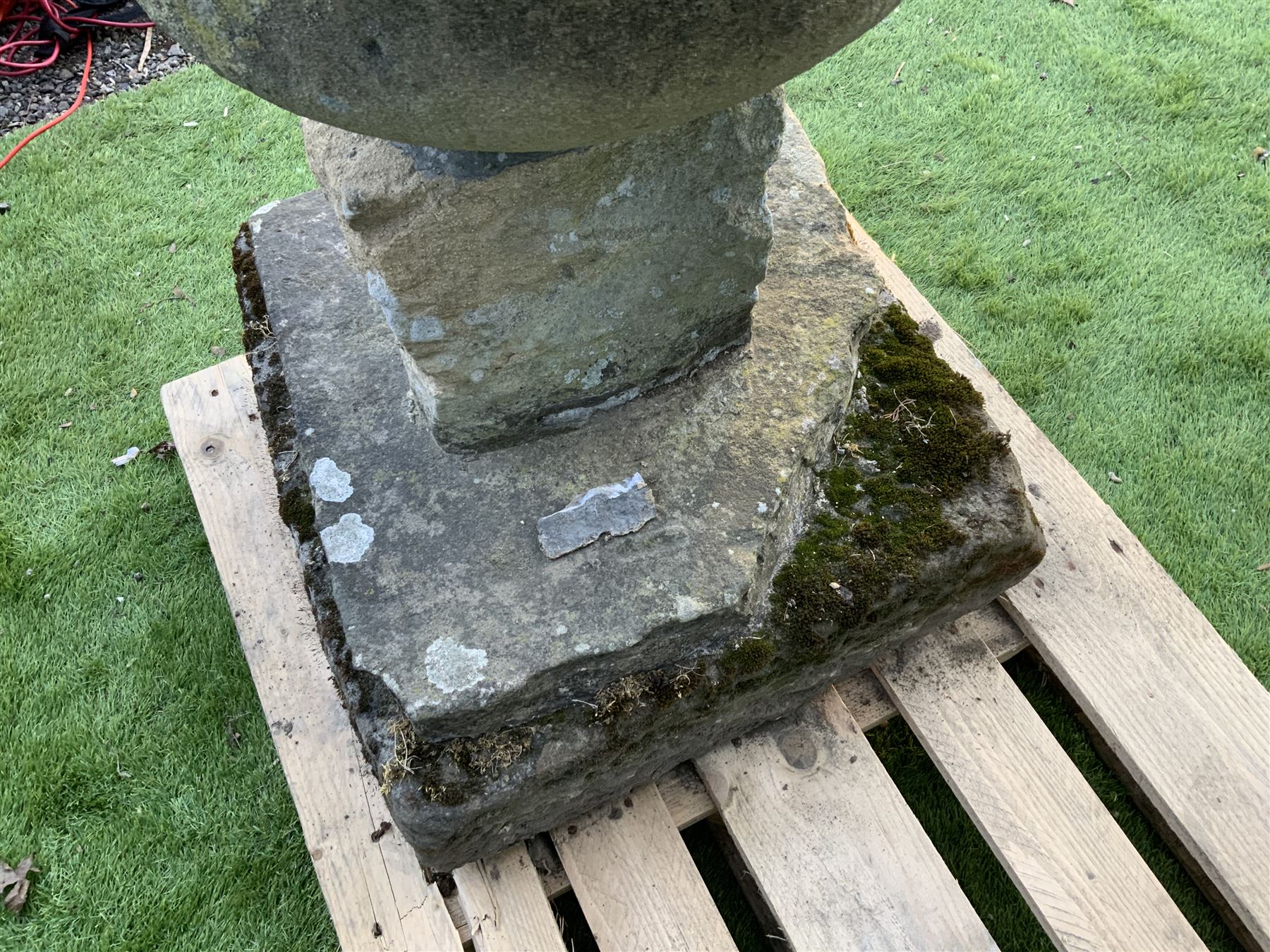 17/18th century stone font on square plinth - Image 4 of 5