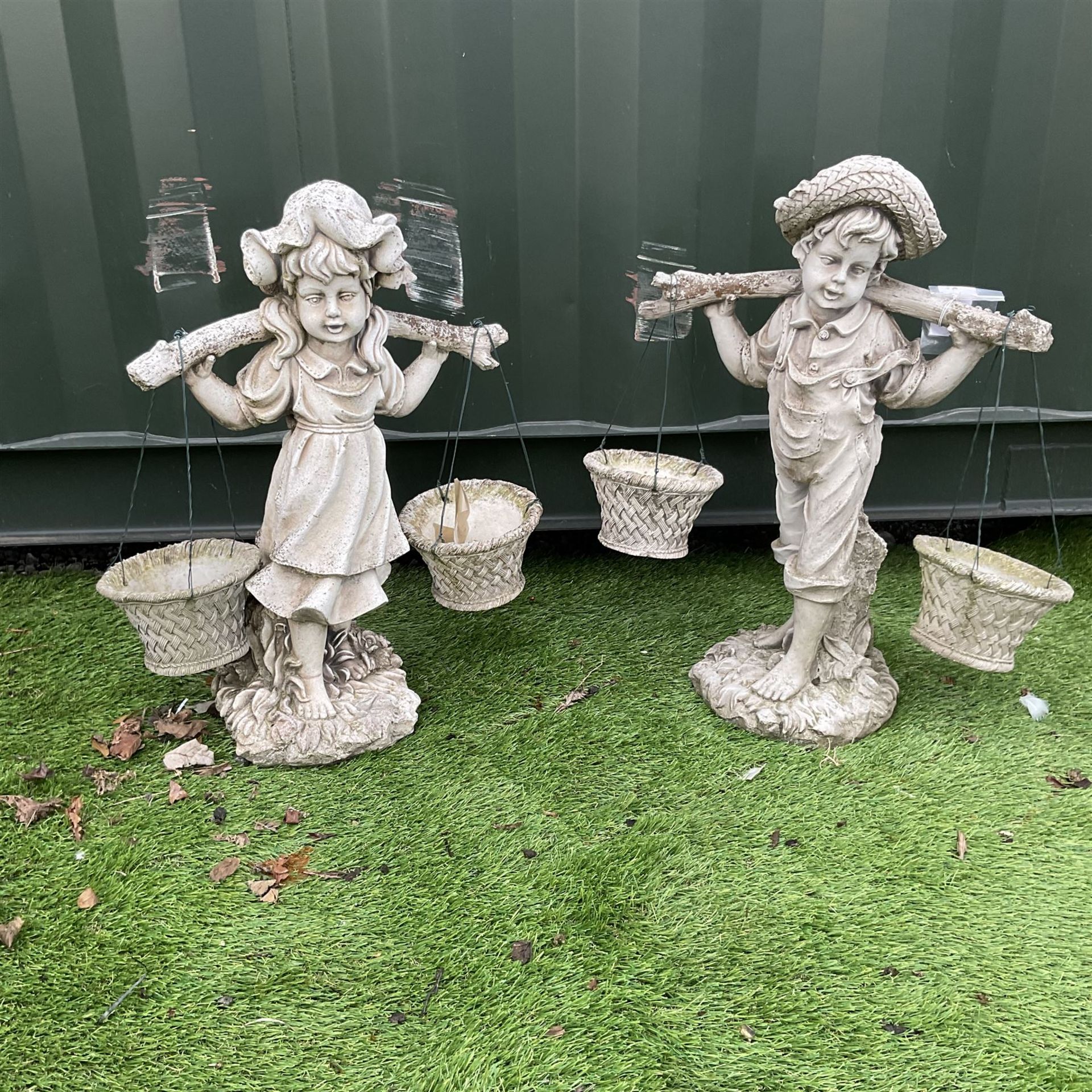 Pair of cast stone girl and boy garden ornaments - THIS LOT IS TO BE COLLECTED BY APPOINTMENT FROM D - Bild 5 aus 5