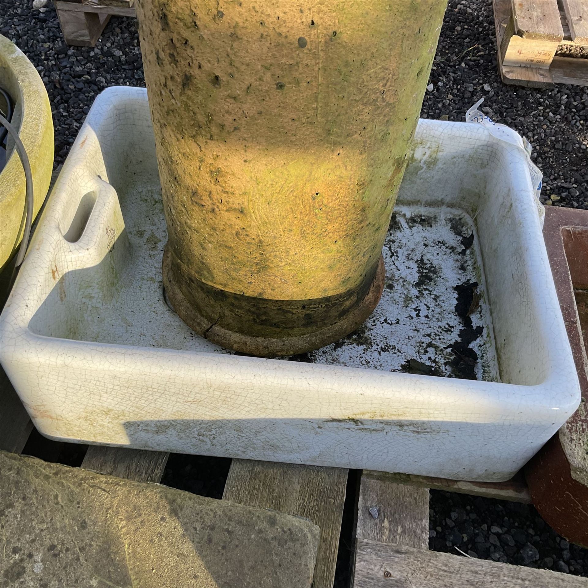 Garden fountain with white glazed sink - Image 2 of 5