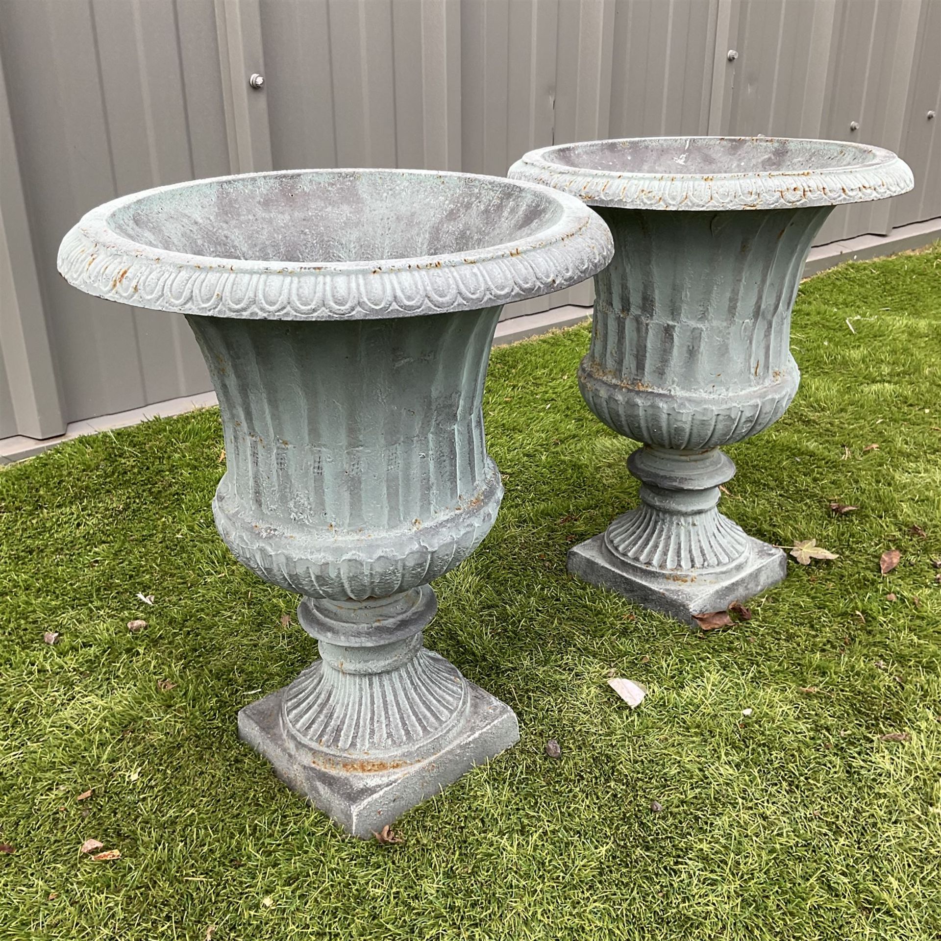 Pair of small Victorian design cast iron garden urns - washed blue finish - THIS LOT IS TO BE COLLEC - Bild 4 aus 4