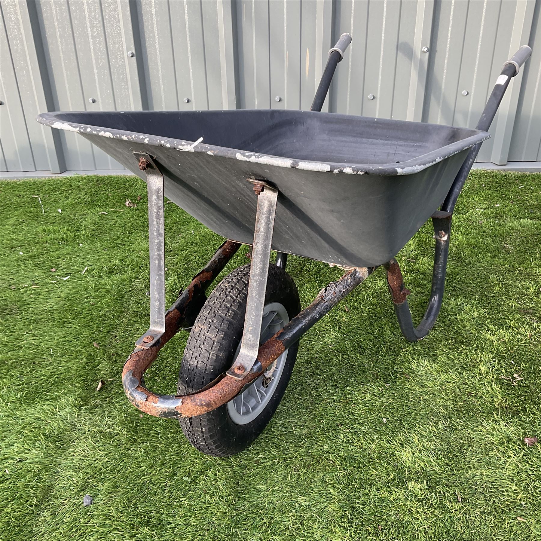 Pair of single and two tire metal wheelbarrows - Image 2 of 6