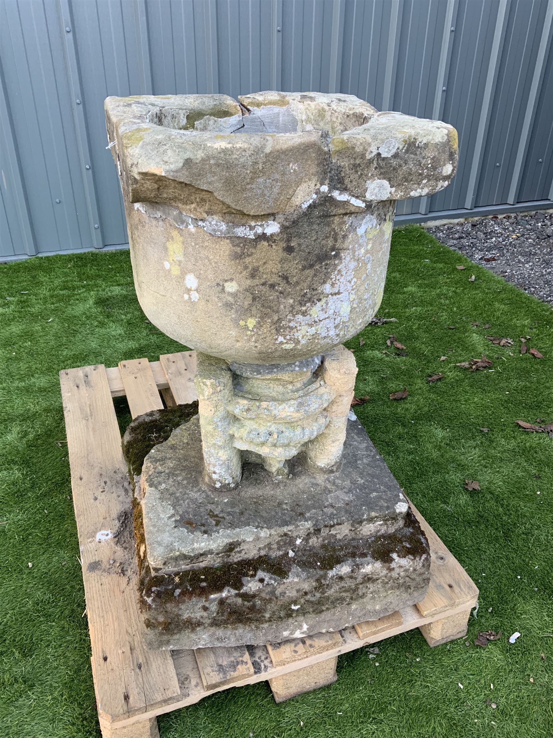 17/18th century stone font on square plinth - Image 2 of 5