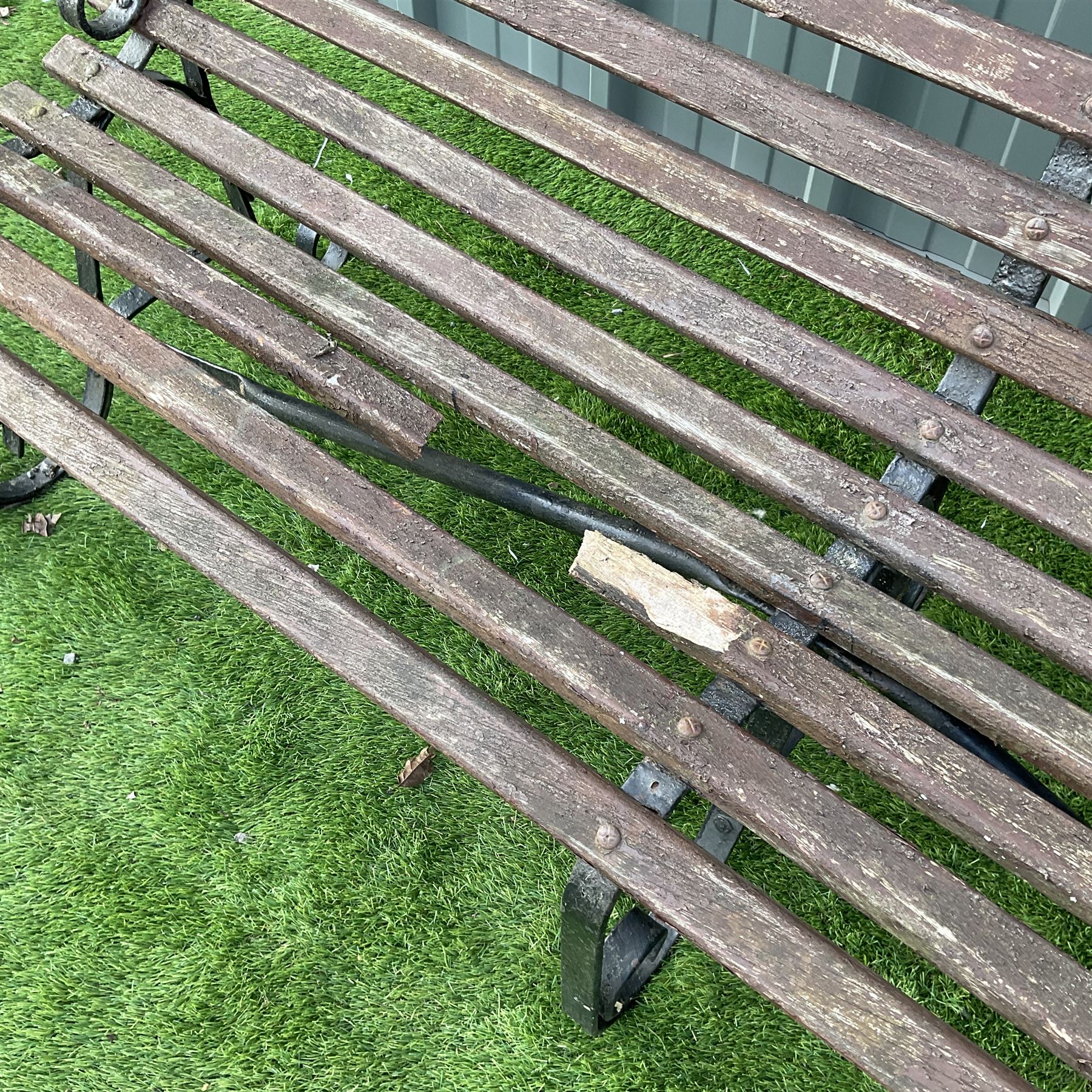 Metal and wood slatted garden bench - Image 3 of 4