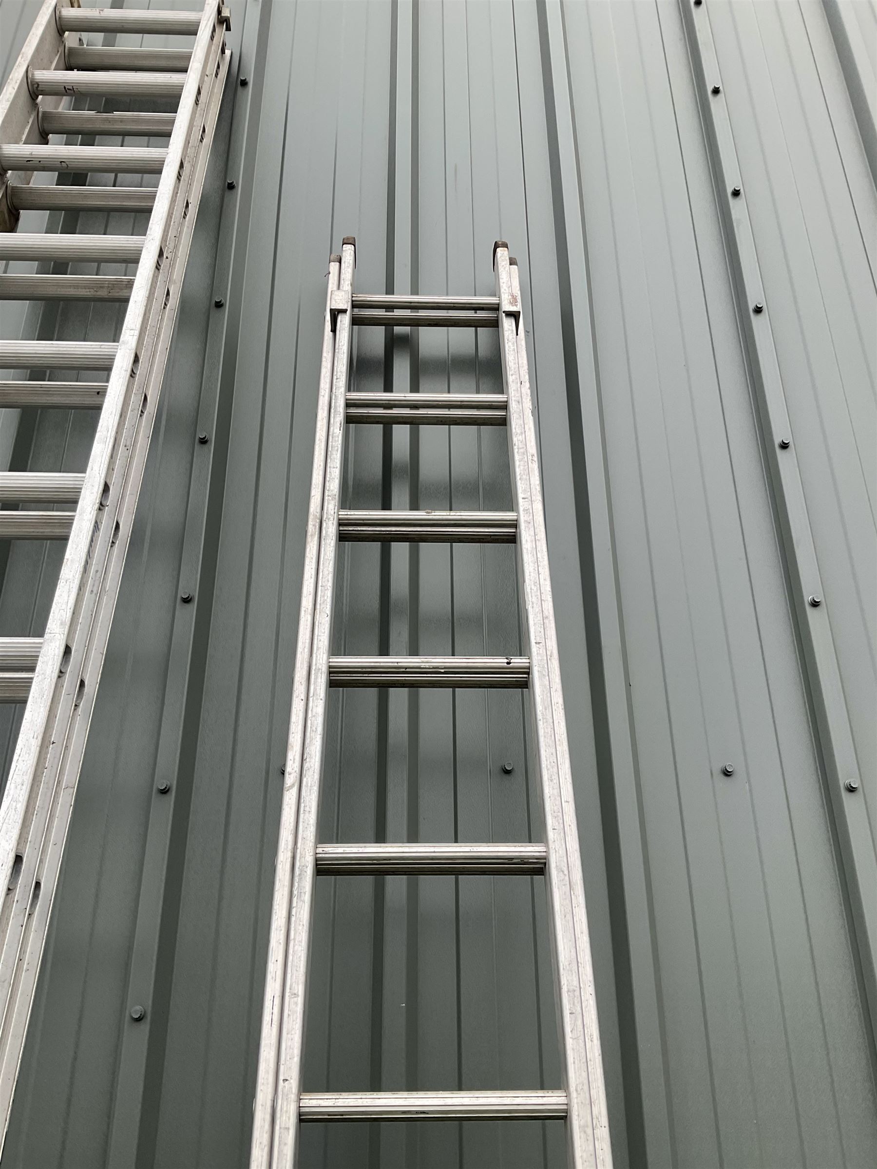 Aluminium extending ladders (4m closed) with another aluminium ladders (330cm closed) - Image 5 of 5