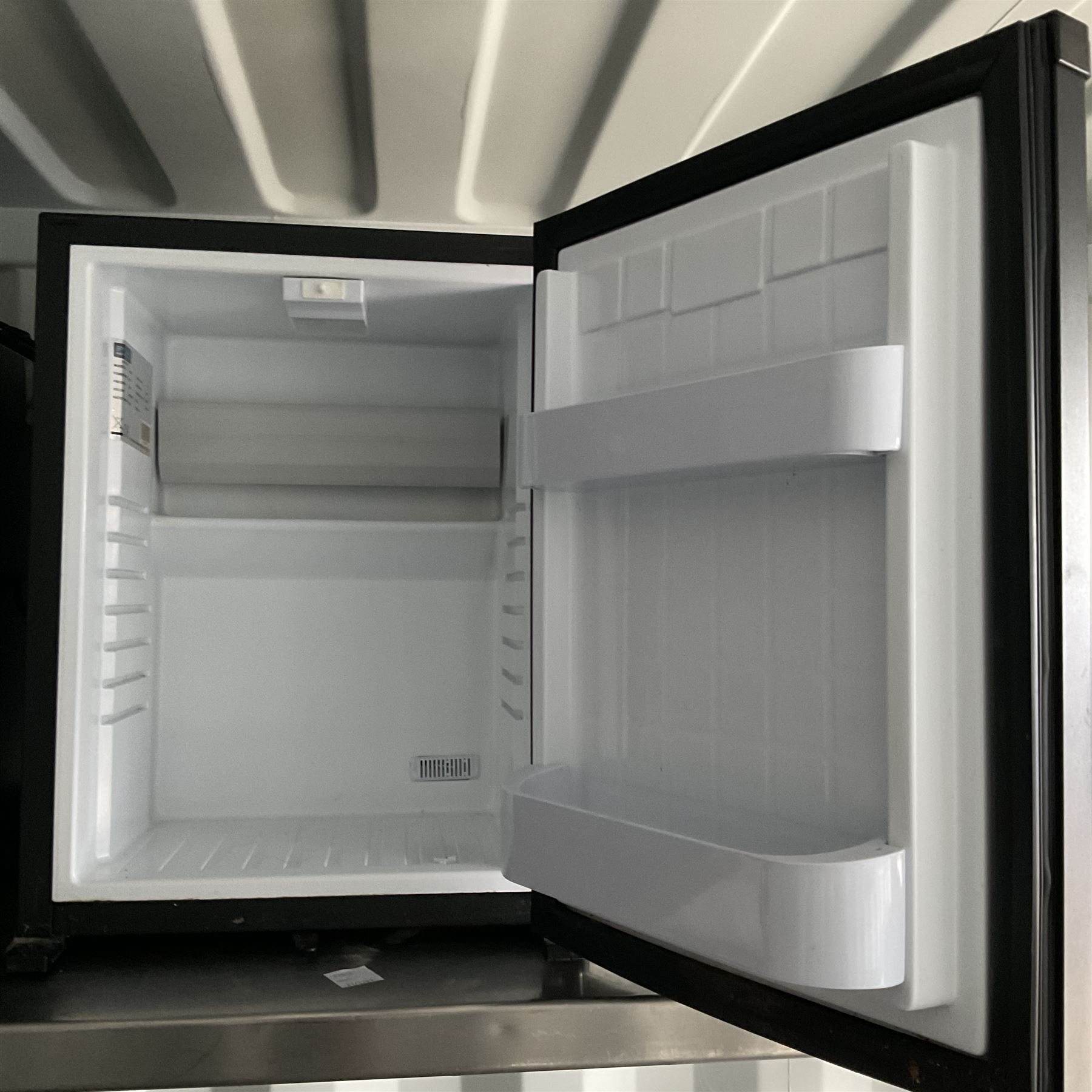 Polar CE322 mini fridge - Image 2 of 2