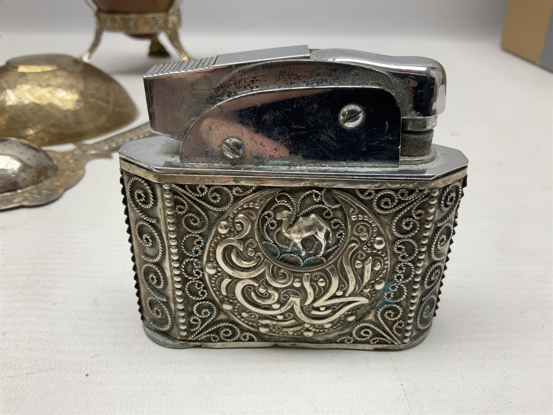 Yerba mate tea gourd calabash cup with silver-plated foliate mounts raised upon three hoof feet - Image 11 of 11