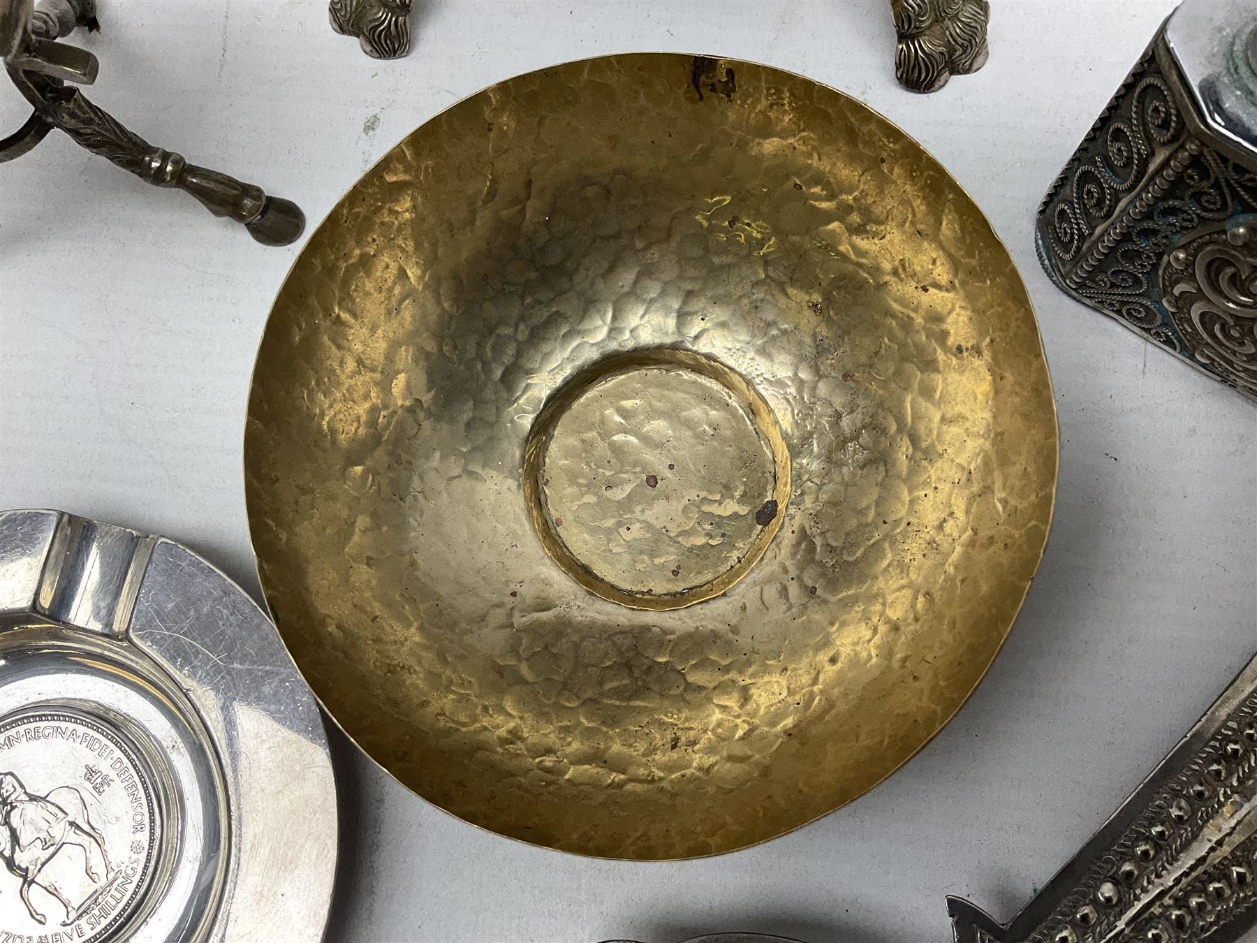 Yerba mate tea gourd calabash cup with silver-plated foliate mounts raised upon three hoof feet - Image 5 of 11