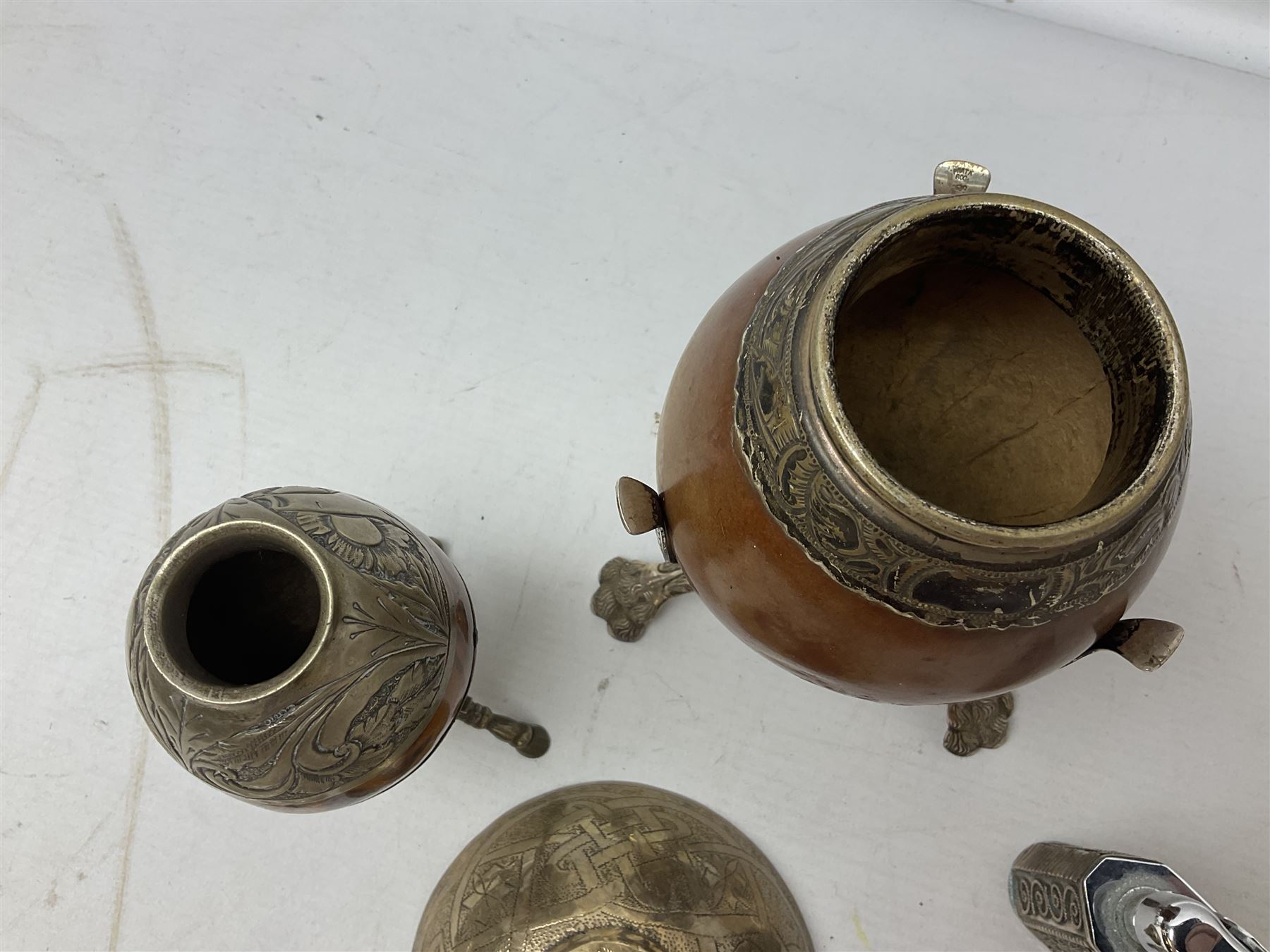 Yerba mate tea gourd calabash cup with silver-plated foliate mounts raised upon three hoof feet - Image 6 of 11