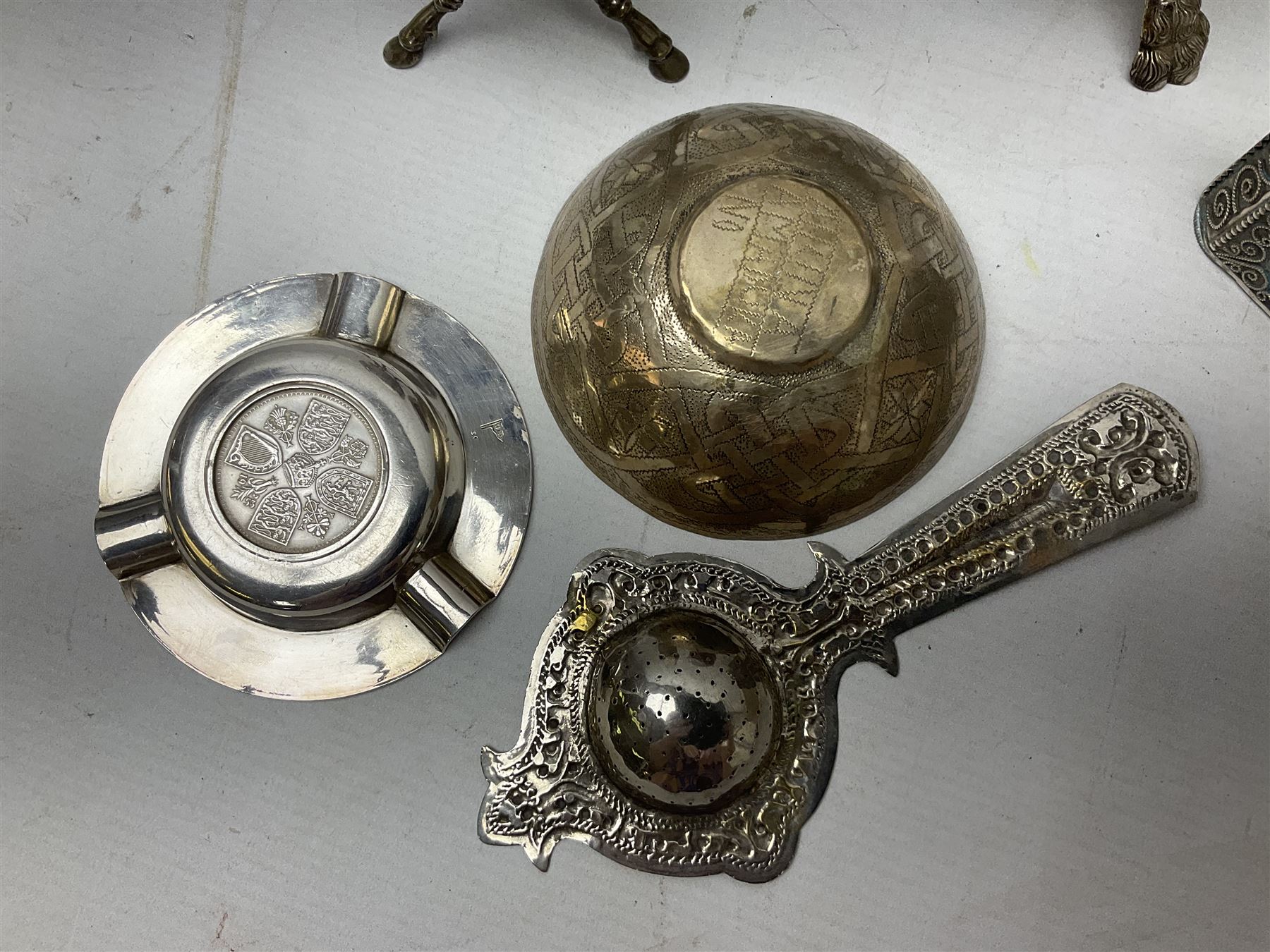 Yerba mate tea gourd calabash cup with silver-plated foliate mounts raised upon three hoof feet - Image 4 of 11