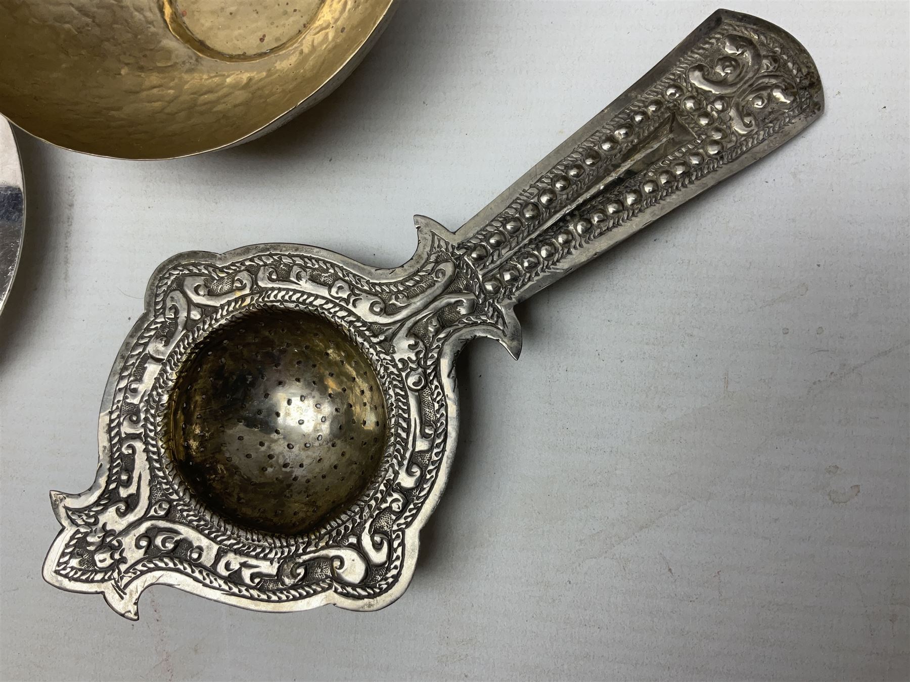 Yerba mate tea gourd calabash cup with silver-plated foliate mounts raised upon three hoof feet - Image 2 of 11