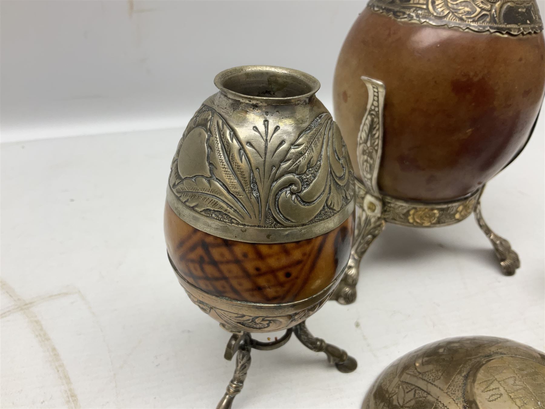 Yerba mate tea gourd calabash cup with silver-plated foliate mounts raised upon three hoof feet - Image 7 of 11