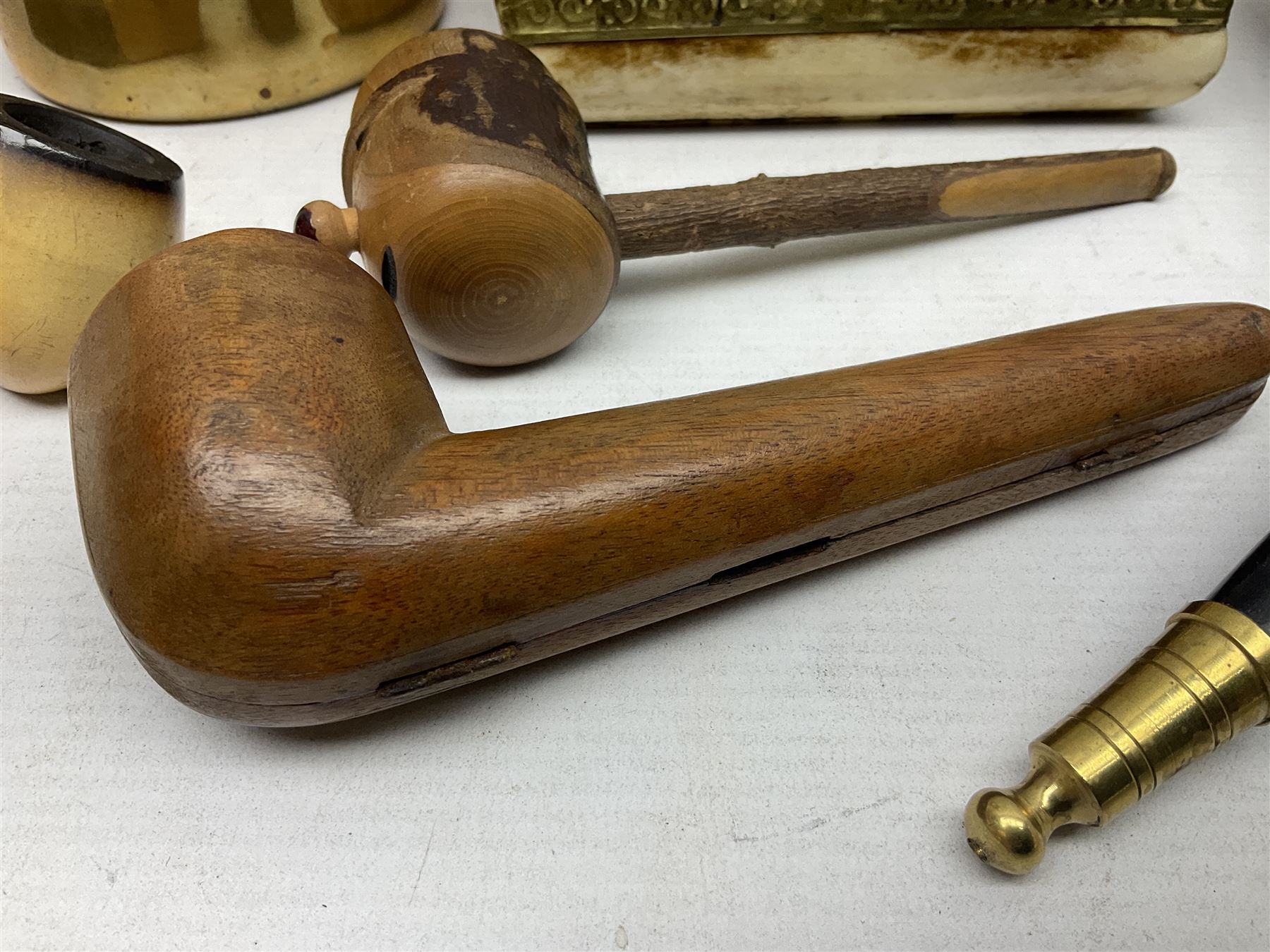 Swiss mountain hunters tobacco pipe with a horn mouthpiece - Image 5 of 10