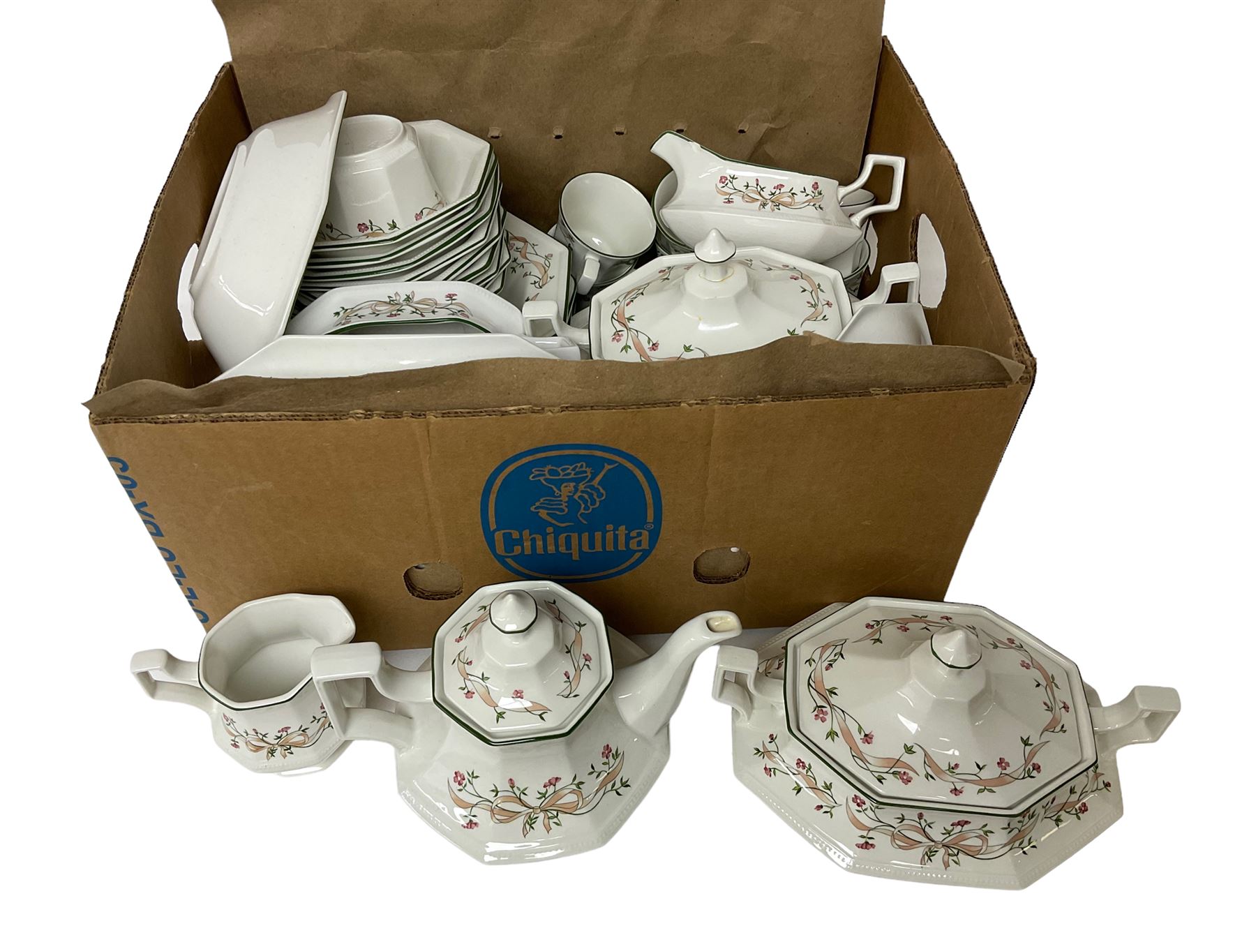 Quantity of Johnson Bros Eternal Beau pattern tea and dinnerware