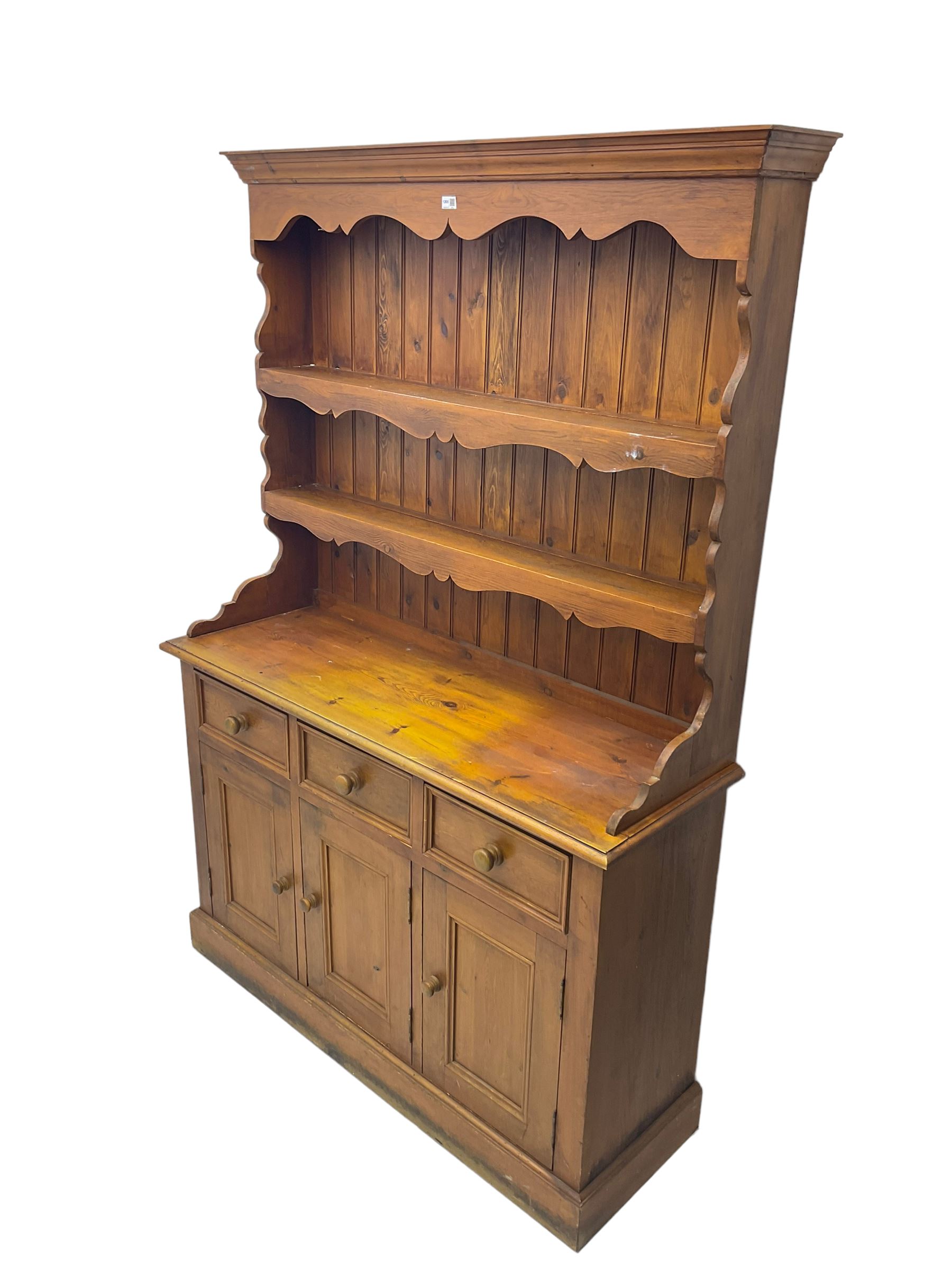 Pine dresser - Image 4 of 7