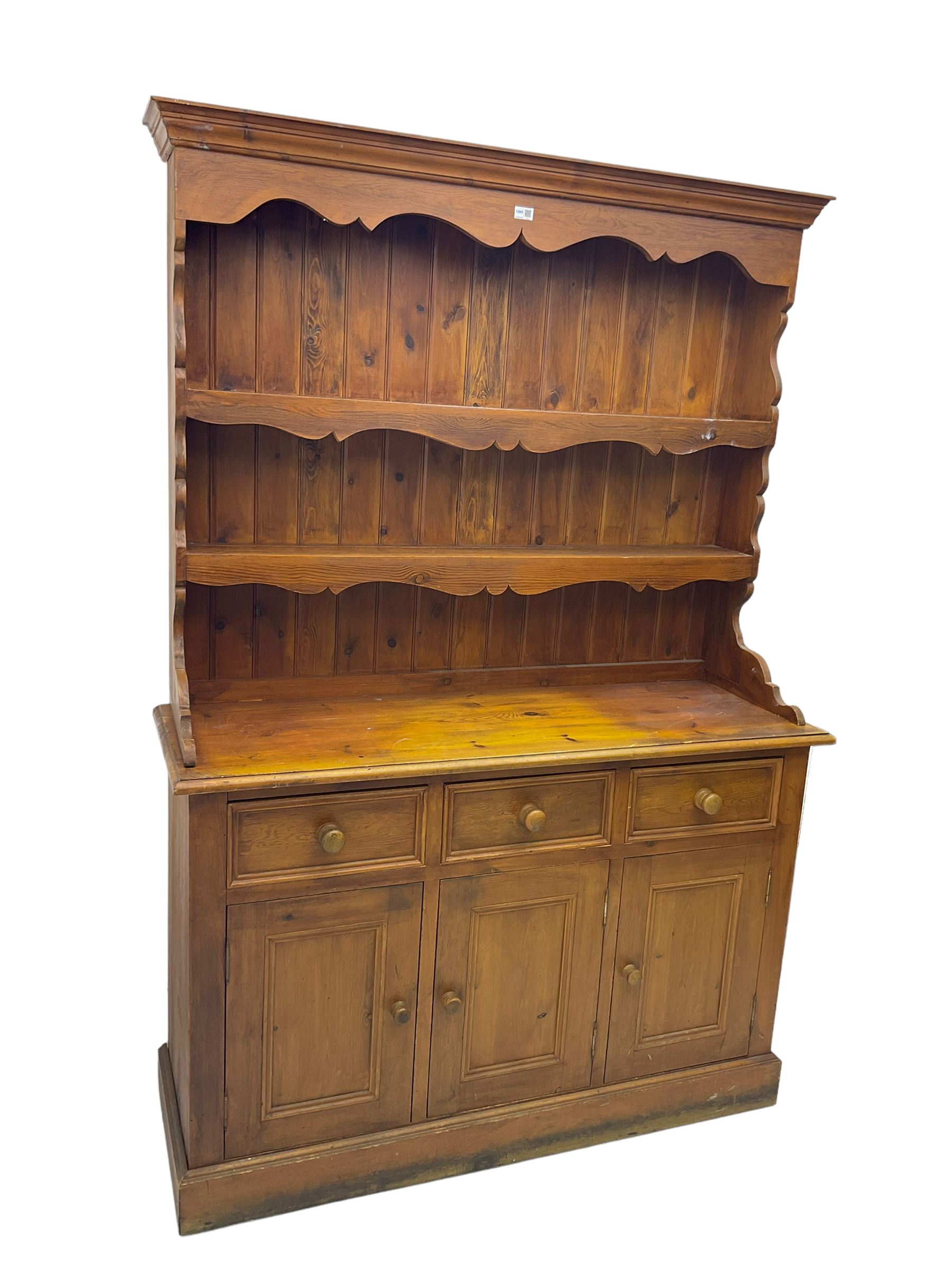 Pine dresser - Image 5 of 7