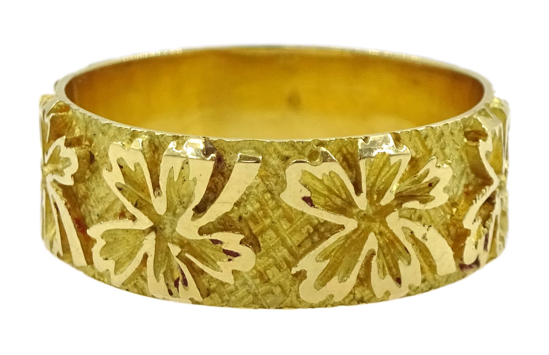 18ct gold ring with leaf decoration