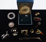 9ct gold jewellery including garnet brooch and pair of screw back earrings