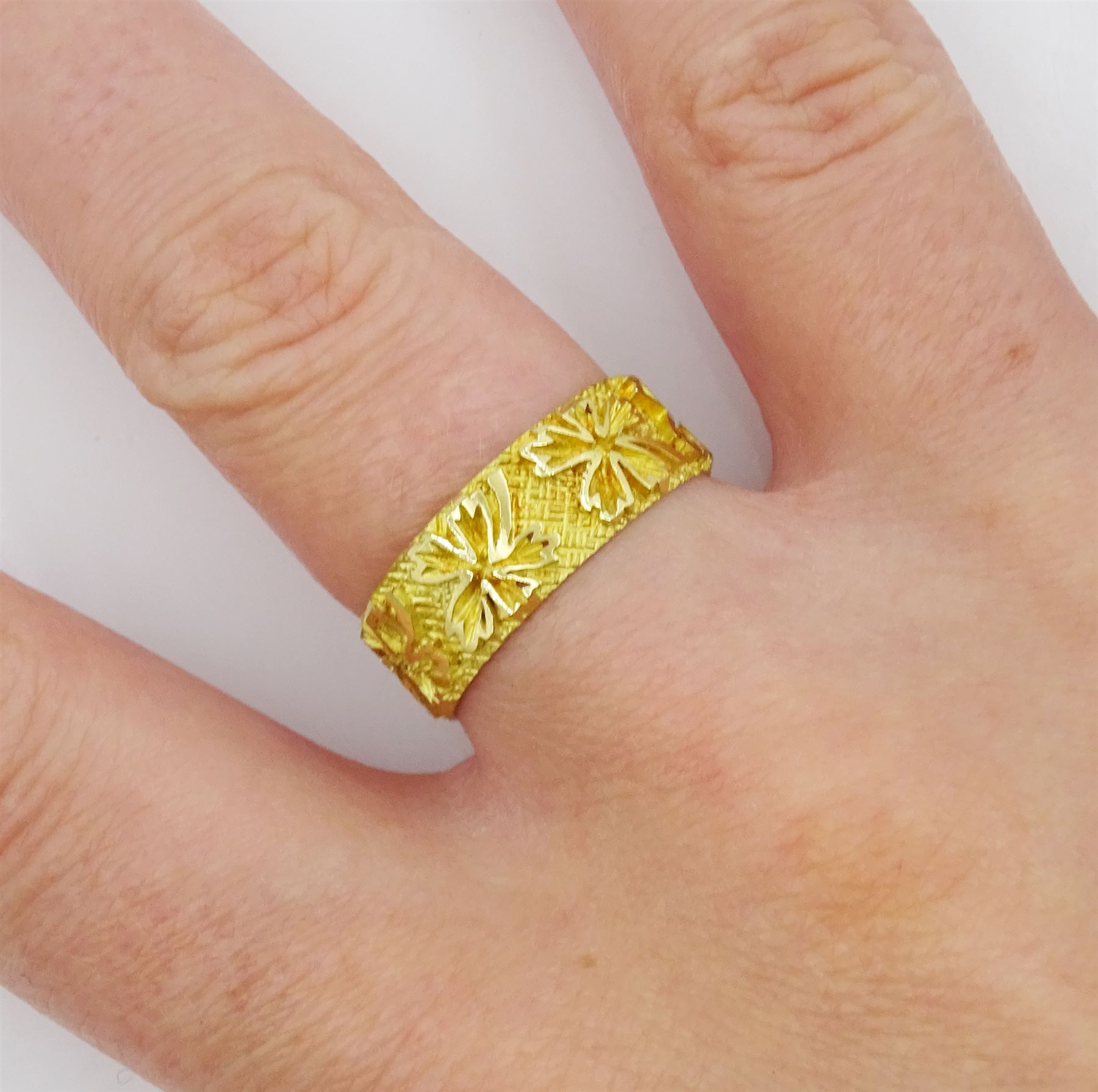 18ct gold ring with leaf decoration - Image 2 of 3