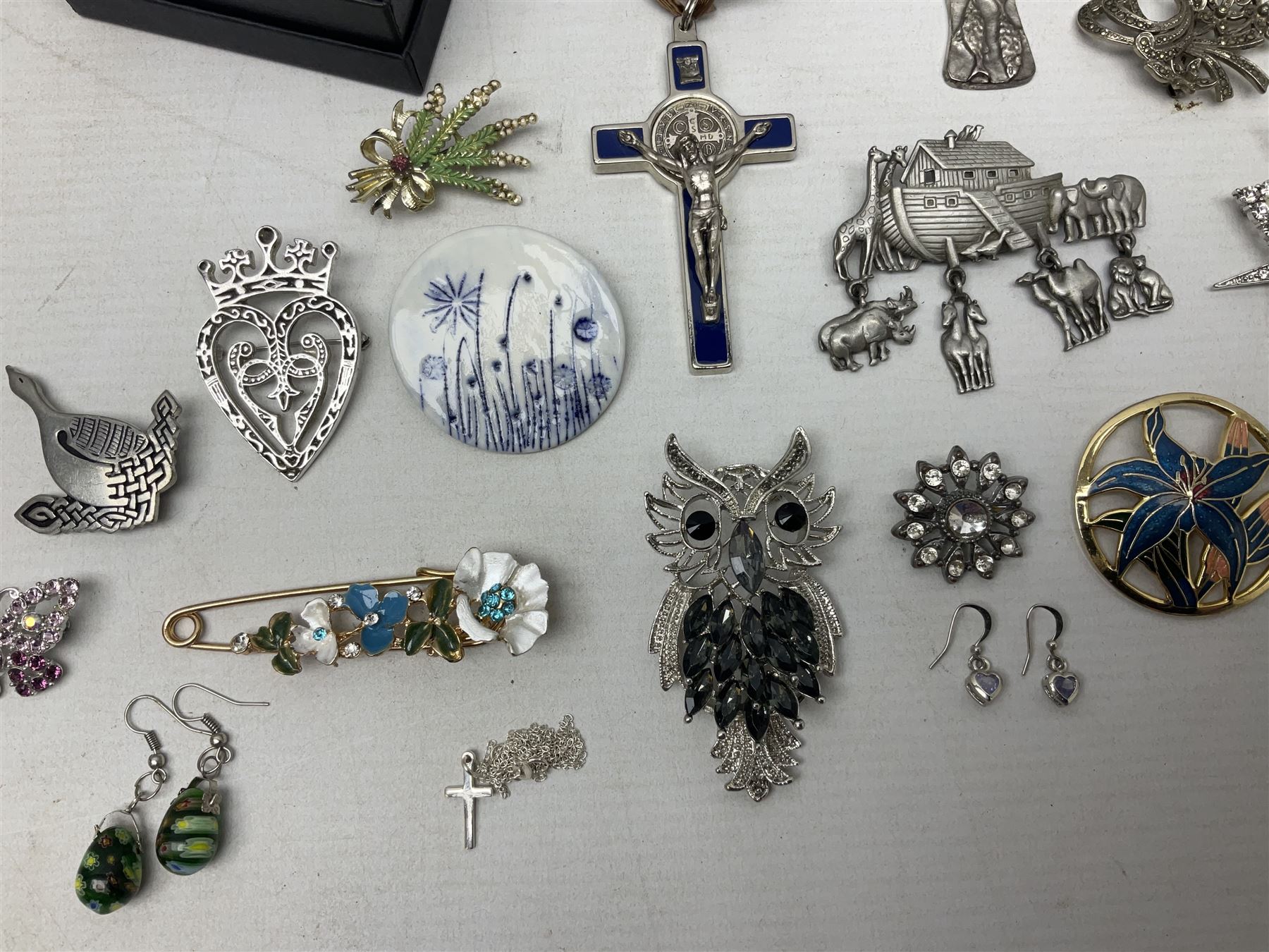 Collection of silver jewellery including two pairs of enamel earrings - Image 18 of 21