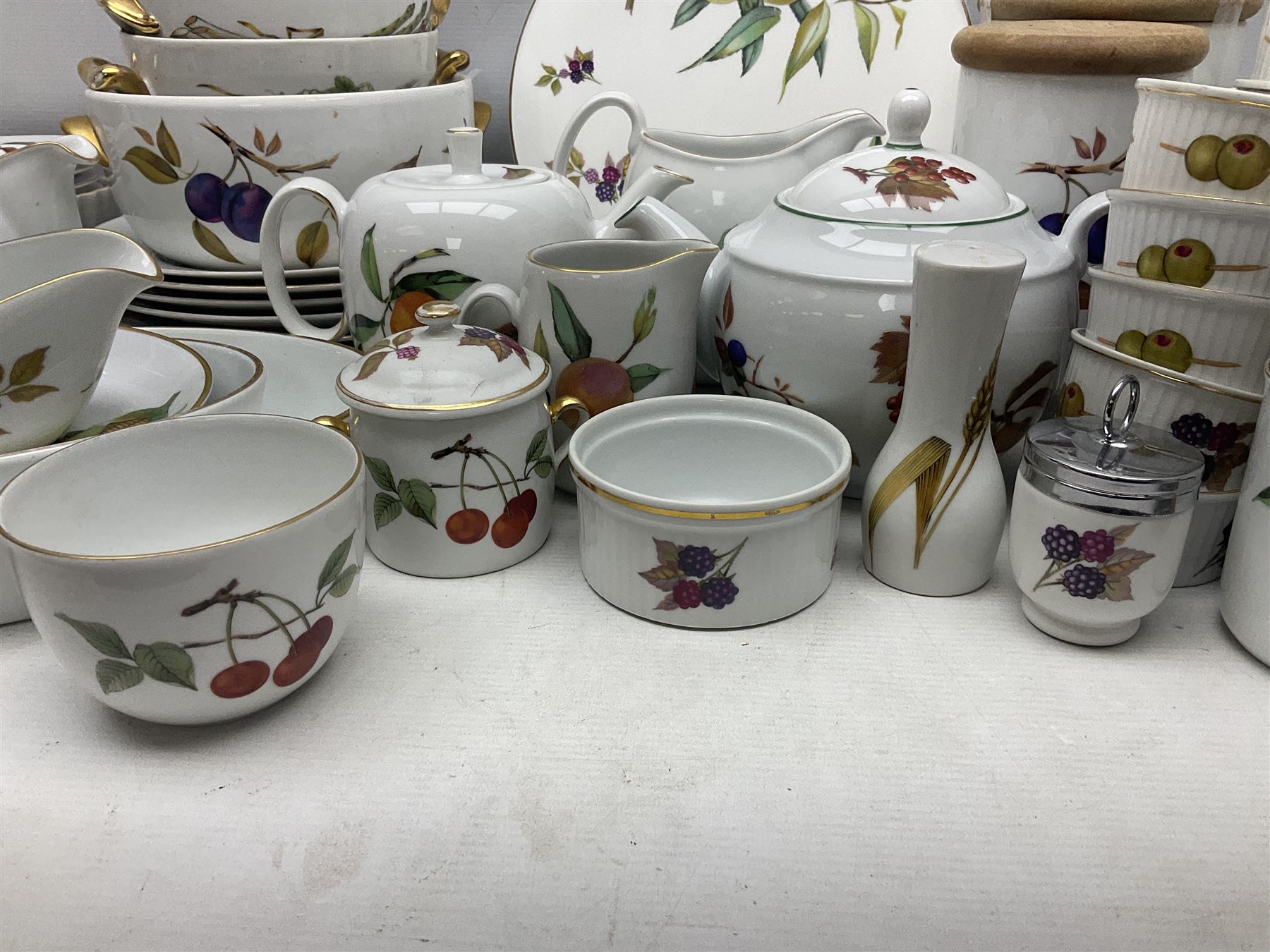 Royal Worcester Evesham pattern tea and dinner wares - Image 15 of 29