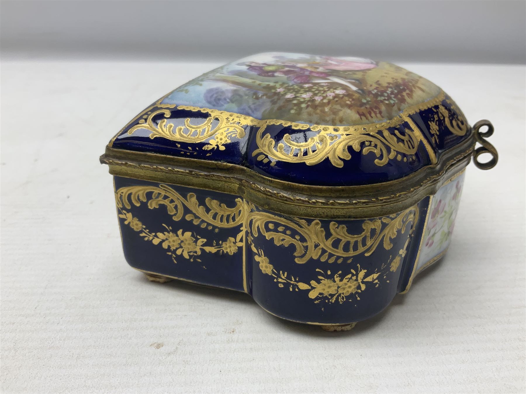 Sevres style late 19th/early 20th century trinket box decorated in the rococo style - Image 7 of 9