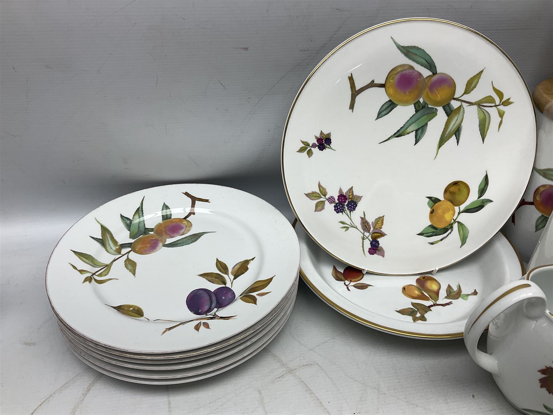 Royal Worcester Evesham pattern tea and dinner wares - Image 28 of 29