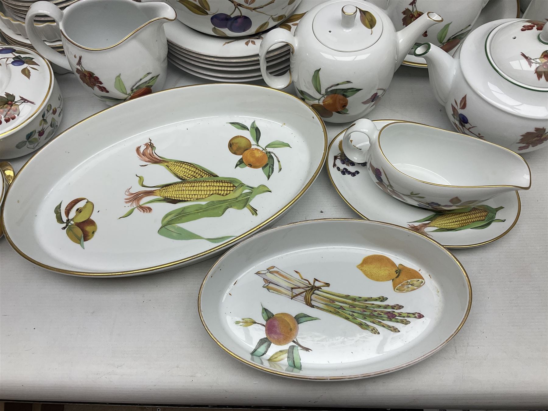 Royal Worcester Evesham pattern tea and dinner wares - Image 18 of 29