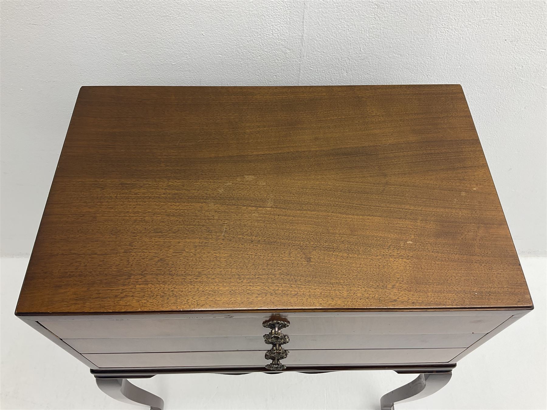 Canteen of Oneida Community Plate Coronation pattern cutlery in mahogany three drawer cabinet H78cm - Image 2 of 13