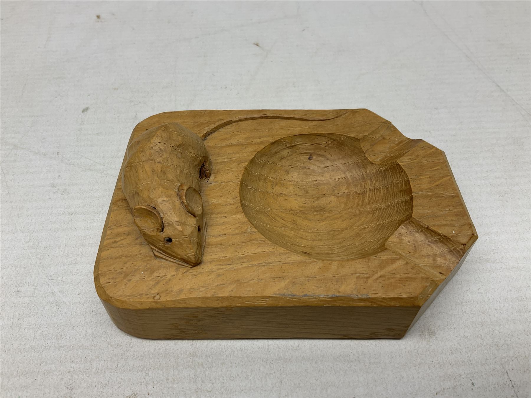 Mouseman oak ashtray - Image 2 of 6