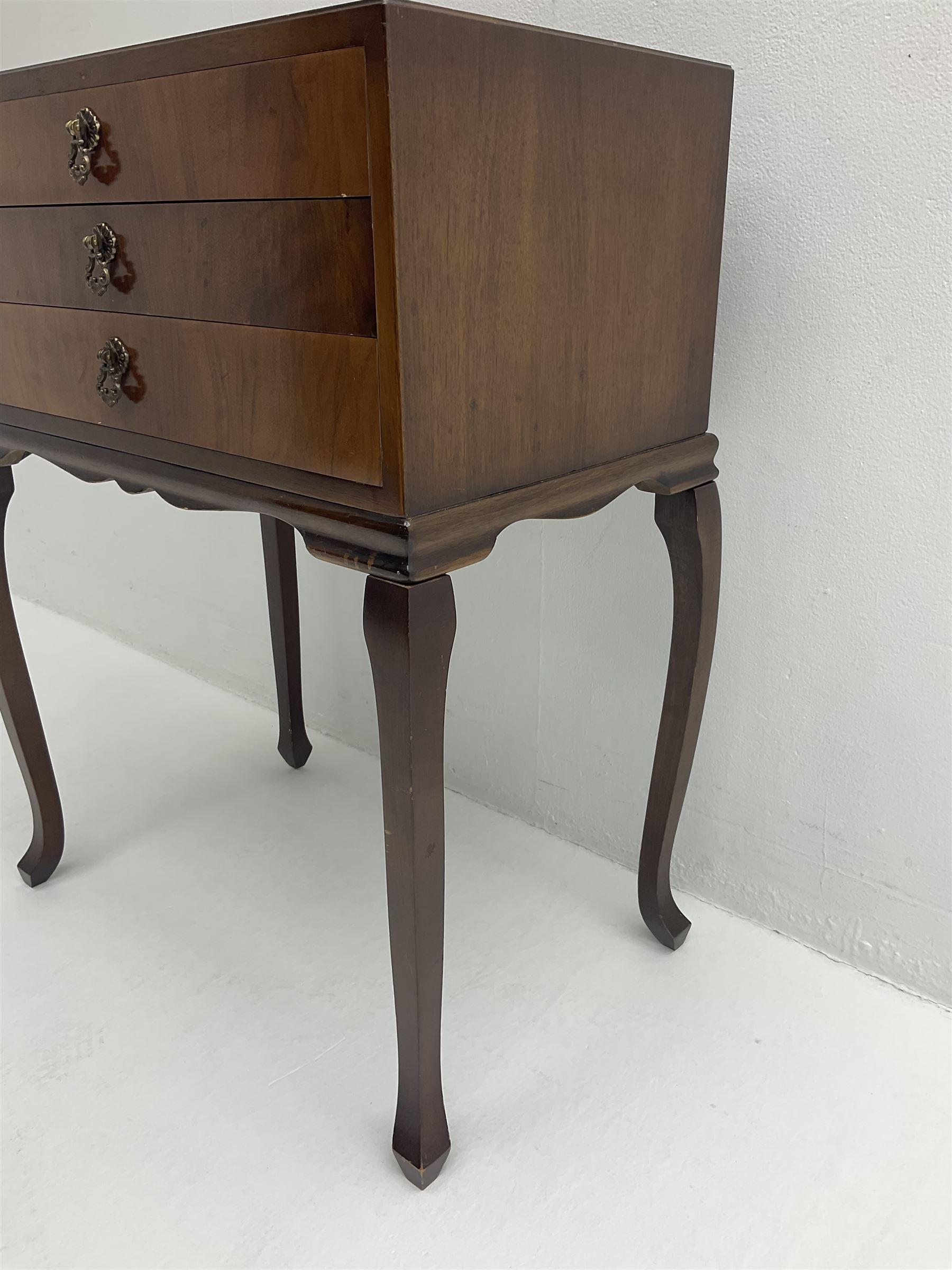 Canteen of Oneida Community Plate Coronation pattern cutlery in mahogany three drawer cabinet H78cm - Image 9 of 13