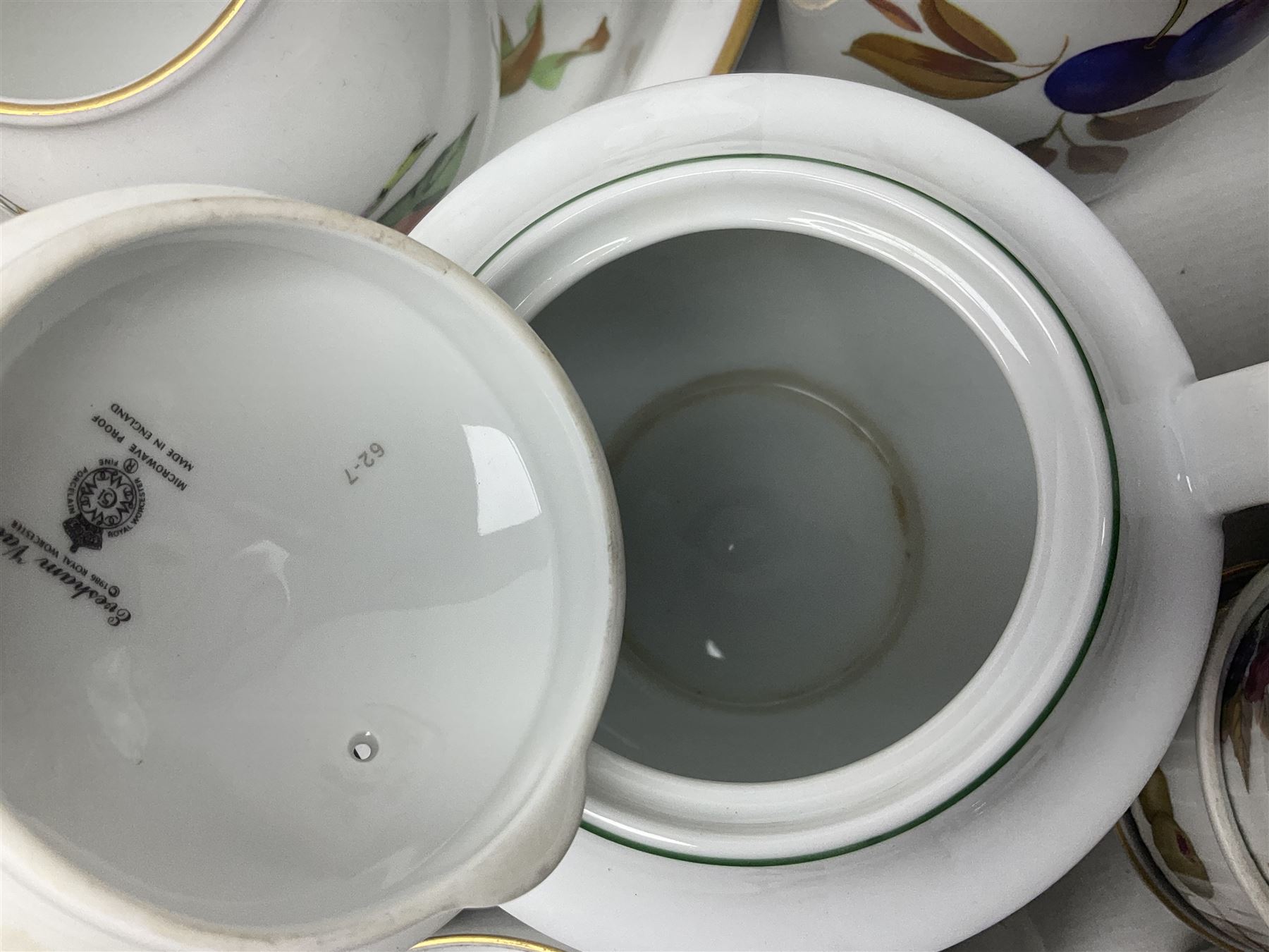 Royal Worcester Evesham pattern tea and dinner wares - Image 6 of 29